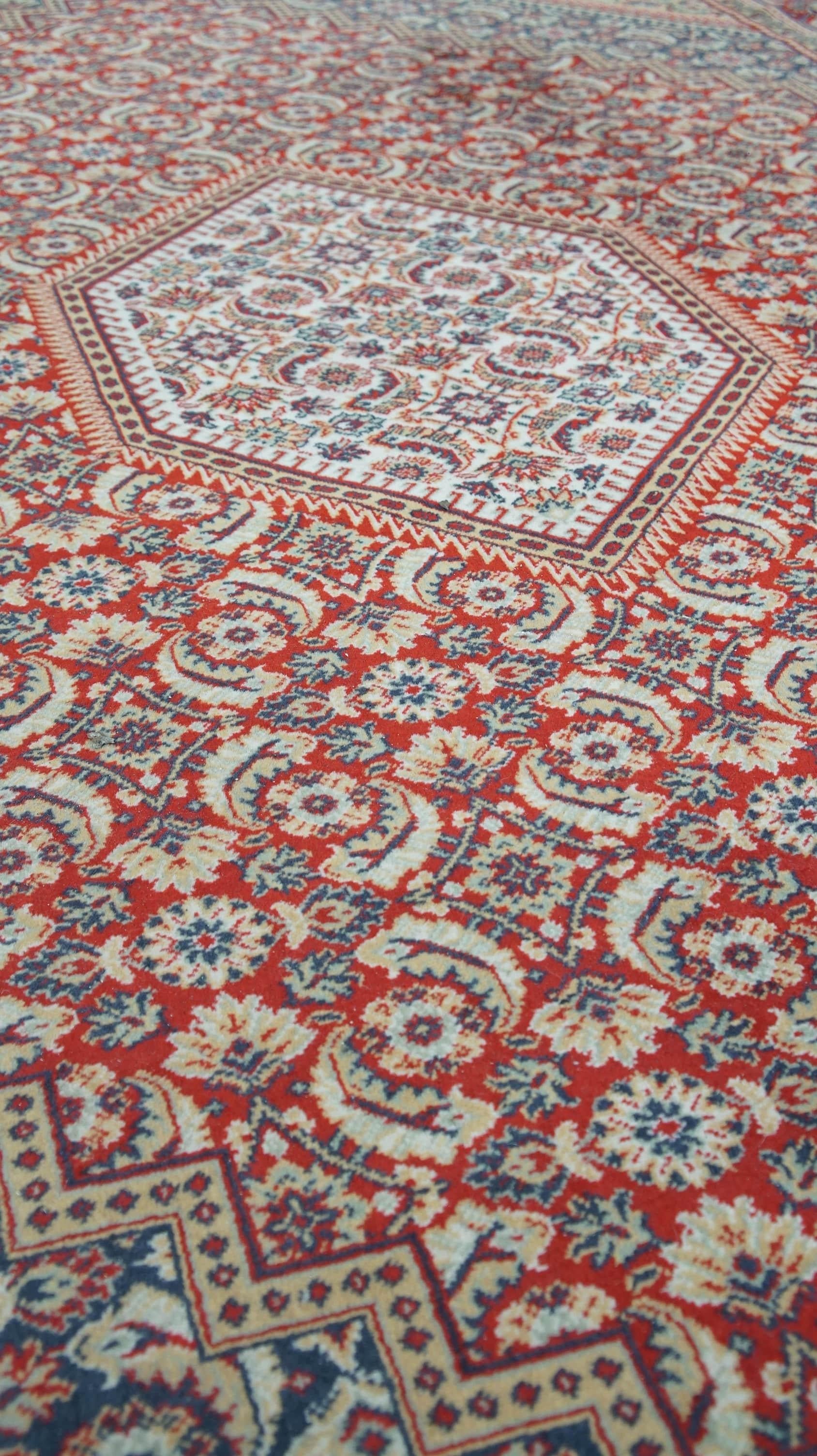Se ofrece esta encantadora alfombra de estilo oriental principalmente roja con bonitos dibujos de 301x199cm.

Deja que tu hogar brille con esta preciosa alfombra. Tiene hermosos colores y bonitos detalles. Este tipo de alfombras no sólo son un