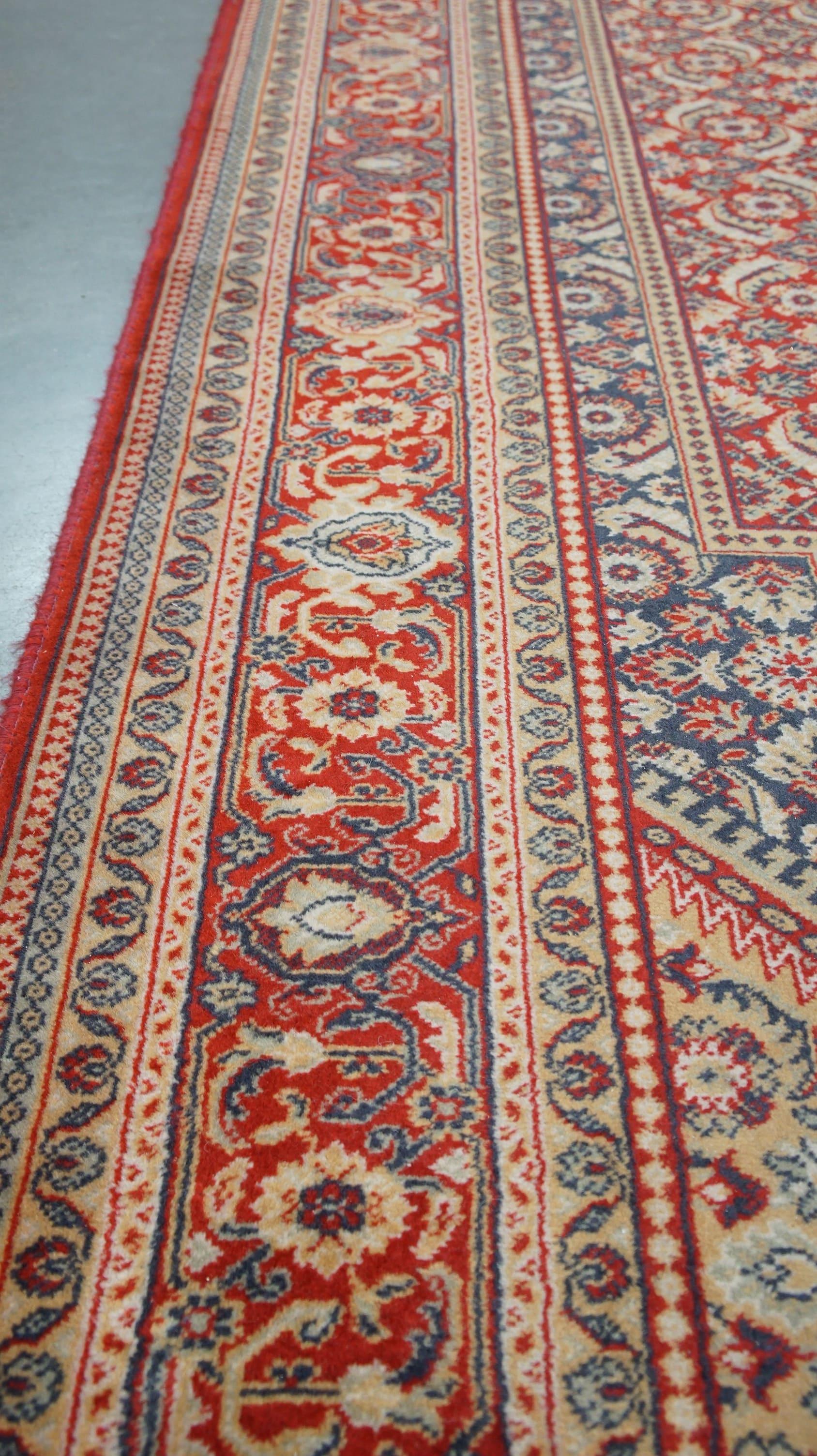 Encantadora alfombra de estilo oriental principalmente roja con bonitos dibujos 301x199cm en Bastante bueno estado para la venta en Harderwijk, NL