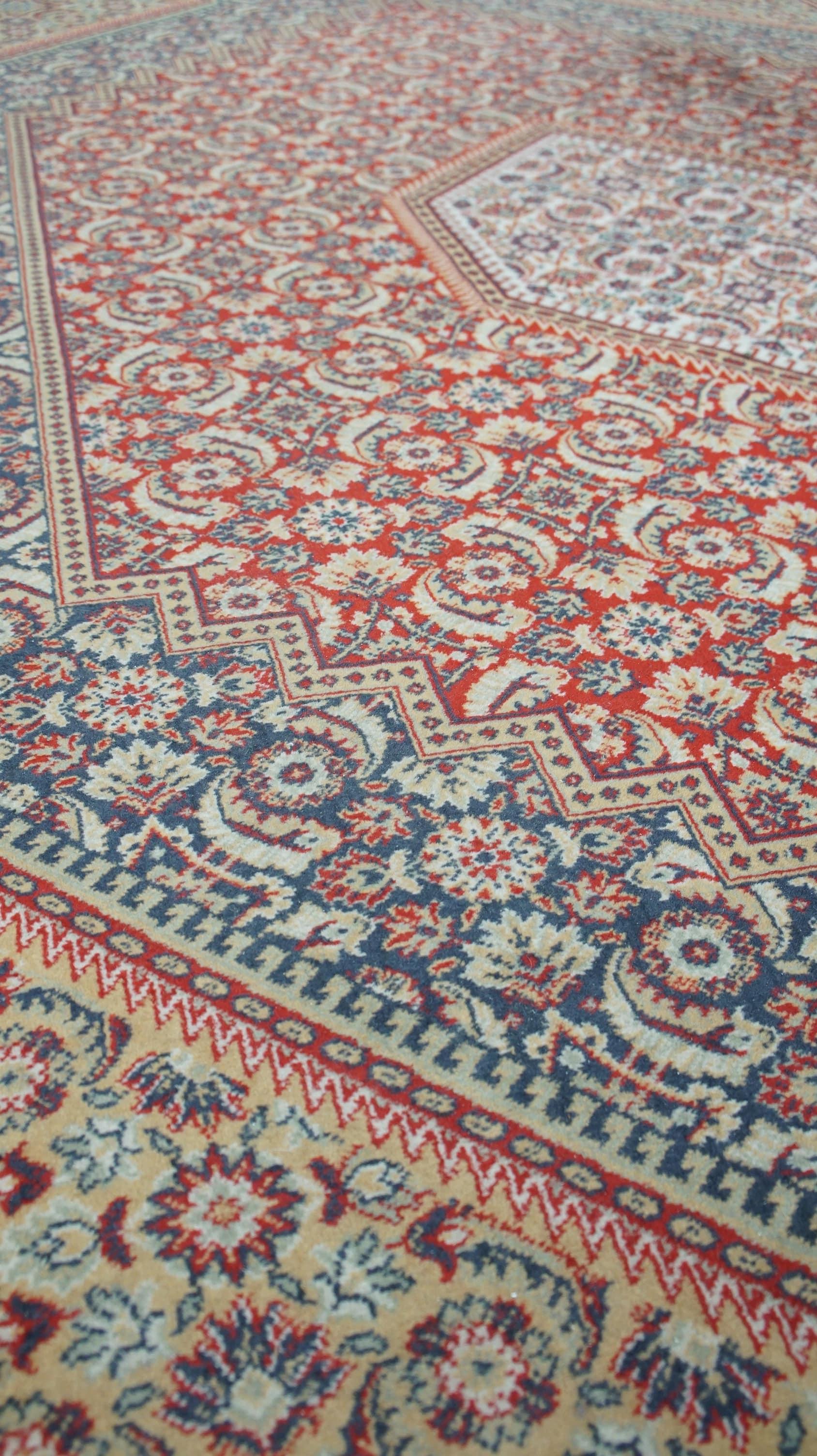 Encantadora alfombra de estilo oriental principalmente roja con bonitos dibujos 301x199cm siglo XX en venta