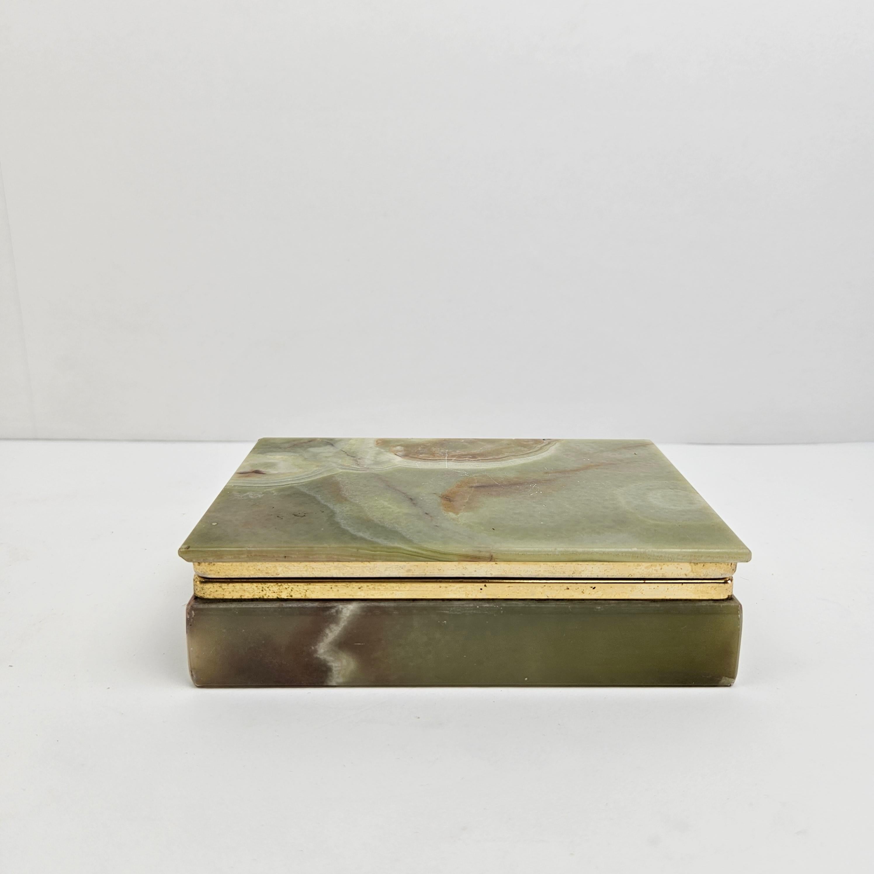 Very beautiful marble decorative or jewelry box.
This lovely box is made in Italy.

Meticulously handcrafted from luxurious marble.
This exquisite piece showcases the beauty of Italian craftsmanship, with its elegant design.
Finished with