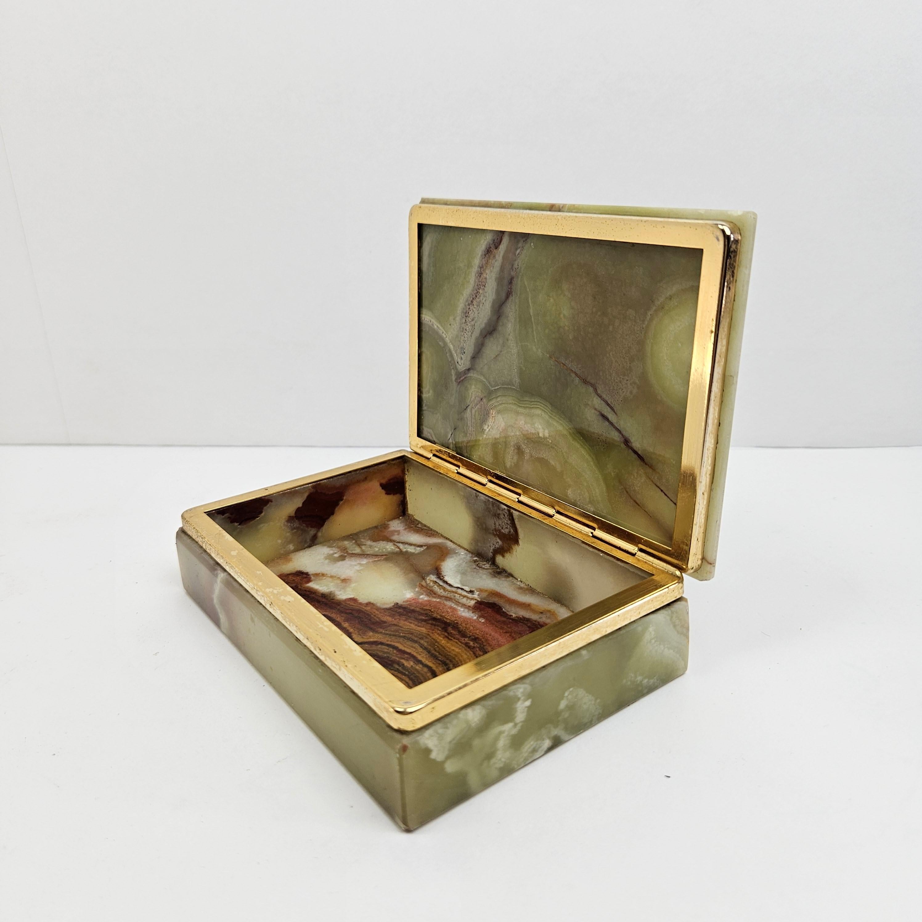 Milieu du XXe siècle Charmante boîte décorative ou à bijoux en marbre, Italie en vente