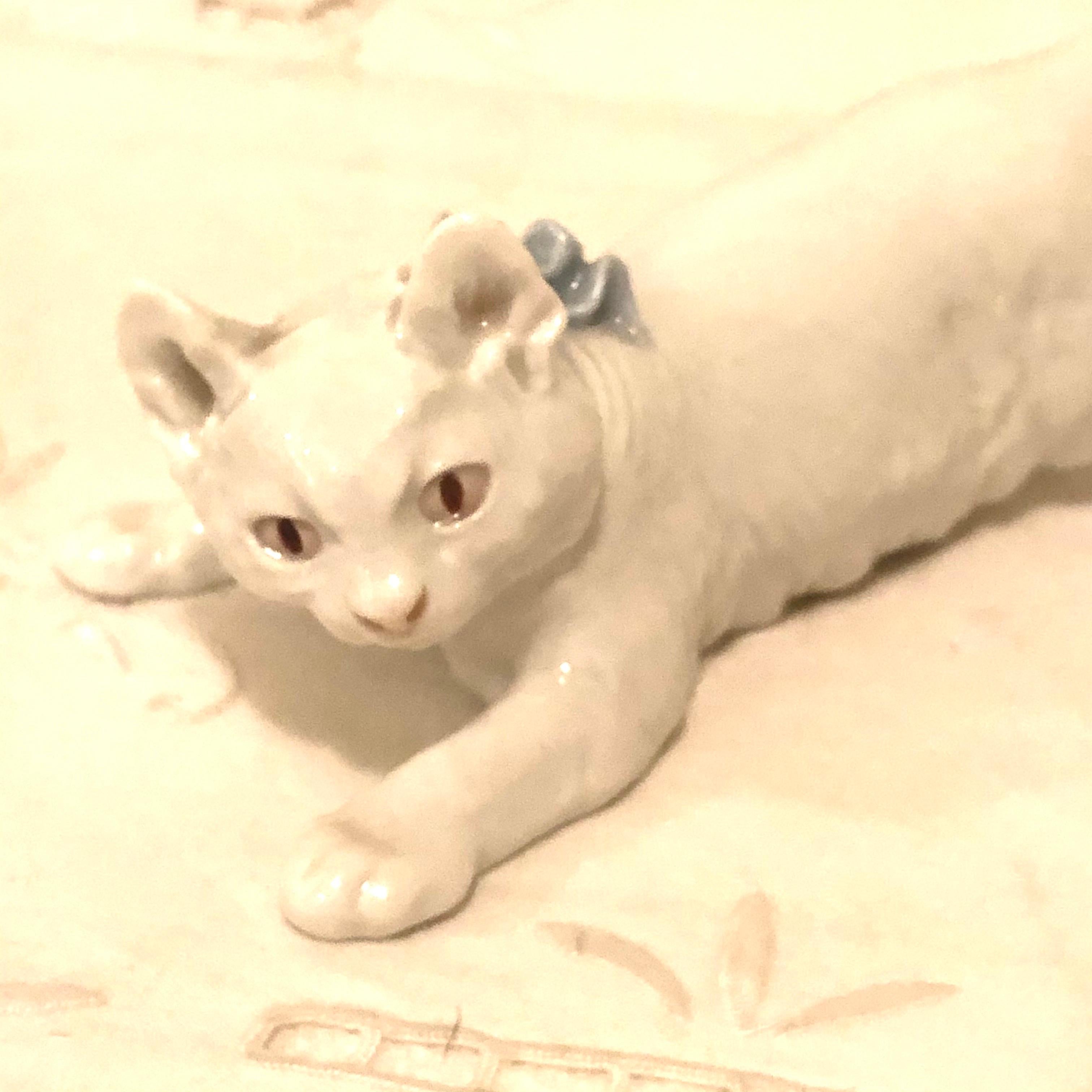 Charming Meissen Figure of a Finely Modeled White Cat with a Blue Bow In Excellent Condition For Sale In Boston, MA