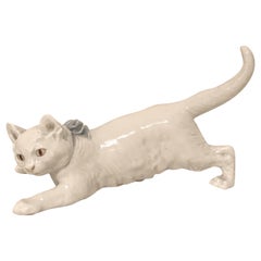 Charmante figurine de Meissen d'un chat blanc finement modelé avec un nœud bleu