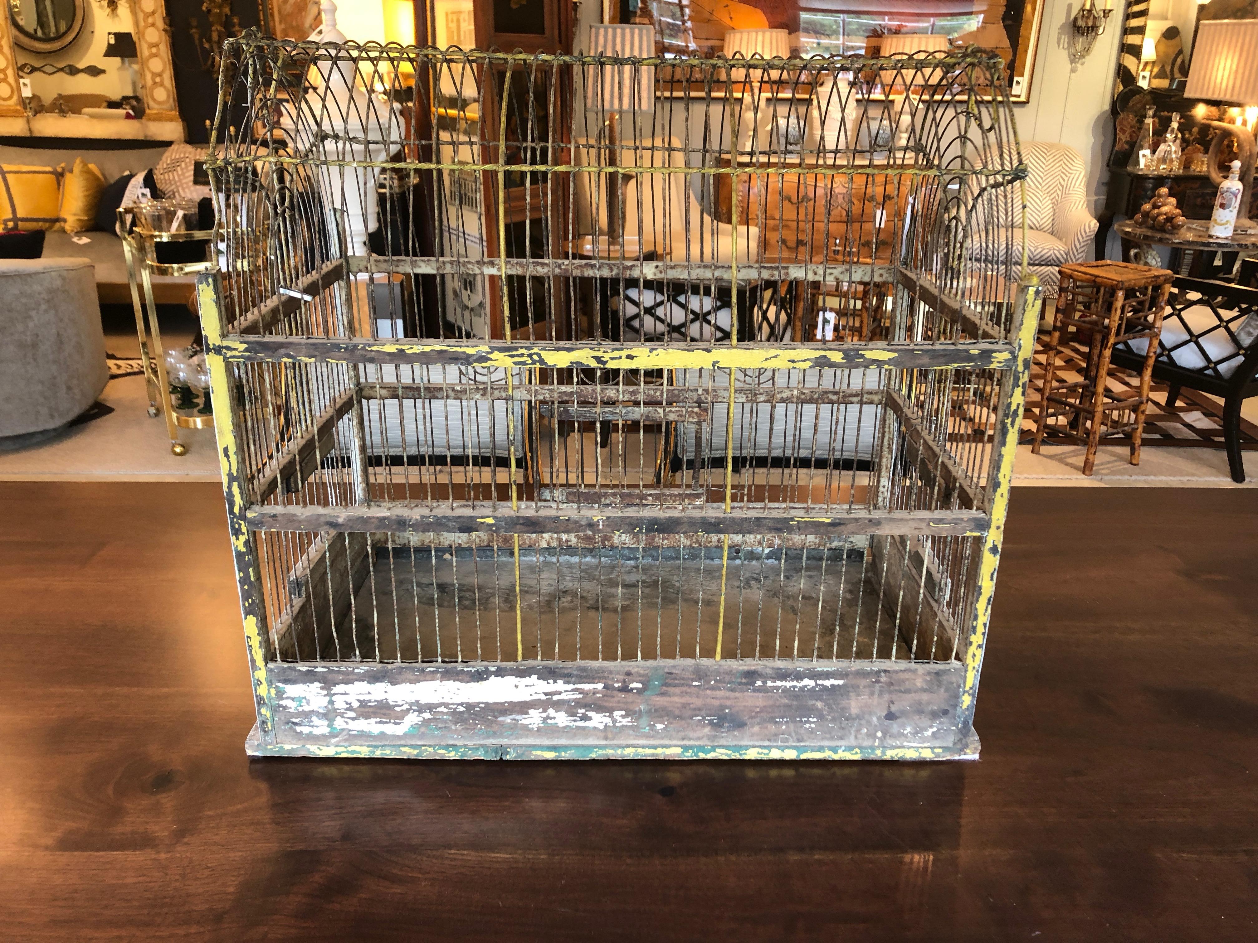 Charmante grande cage à oiseaux vintage en métal arqué avec dessus en arc de cercle en vente 7