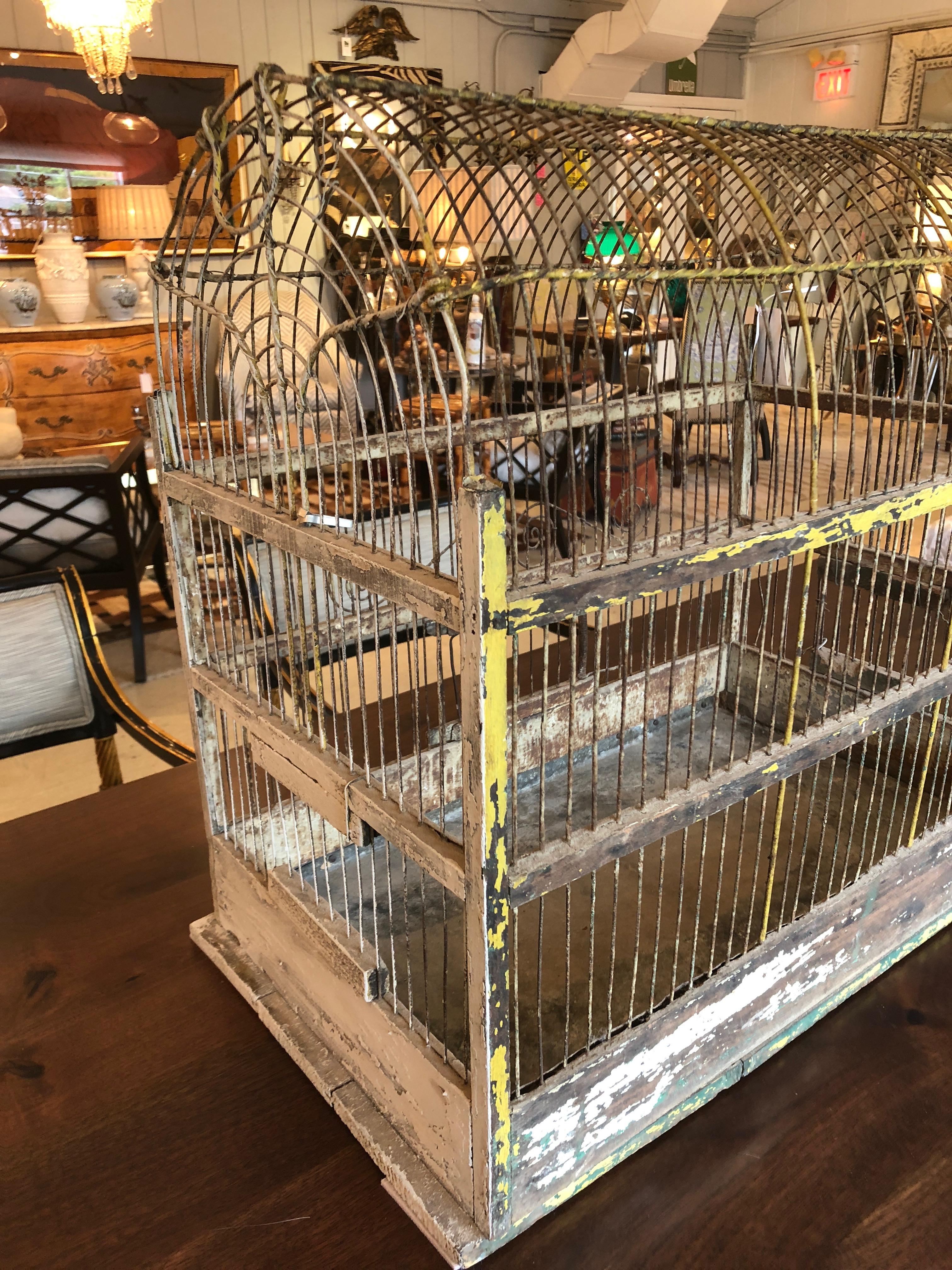 Charmante grande cage à oiseaux vintage en métal arqué avec dessus en arc de cercle en vente 9