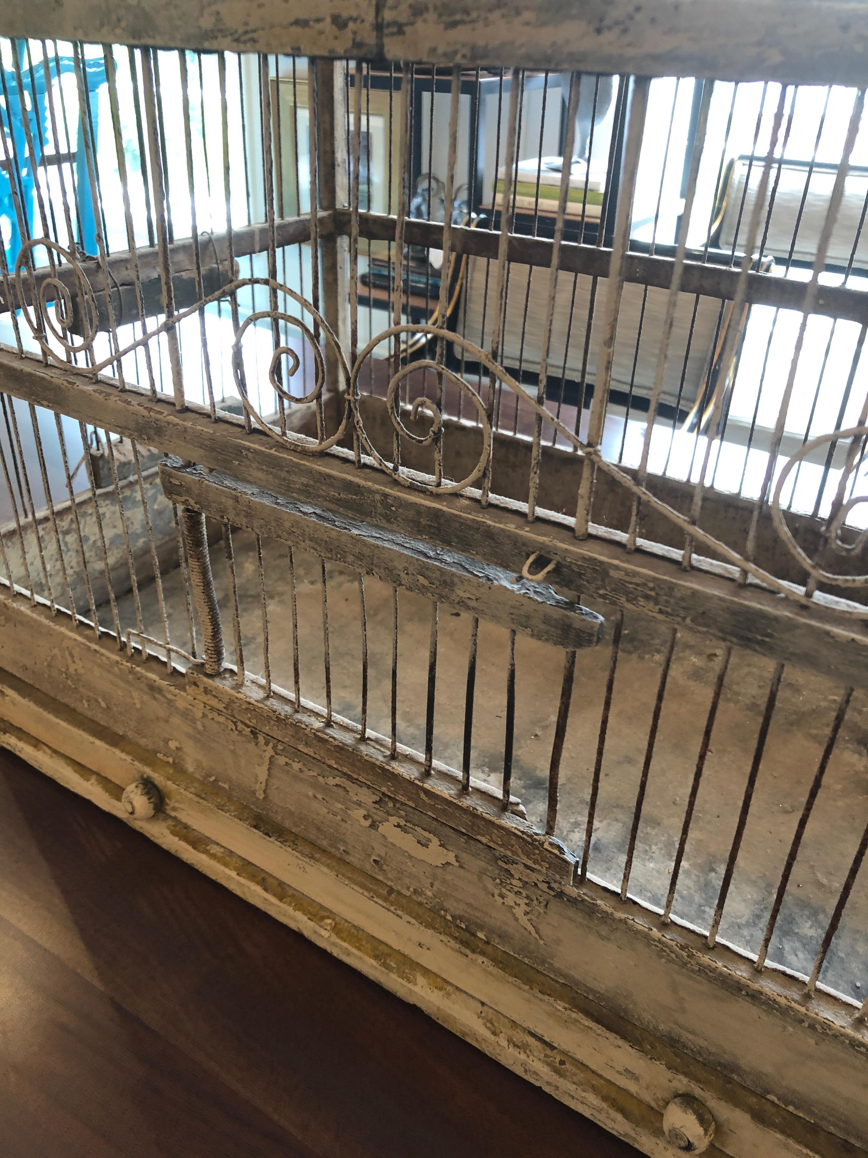 Charmante grande cage à oiseaux vintage en métal arqué avec dessus en arc de cercle en vente 11