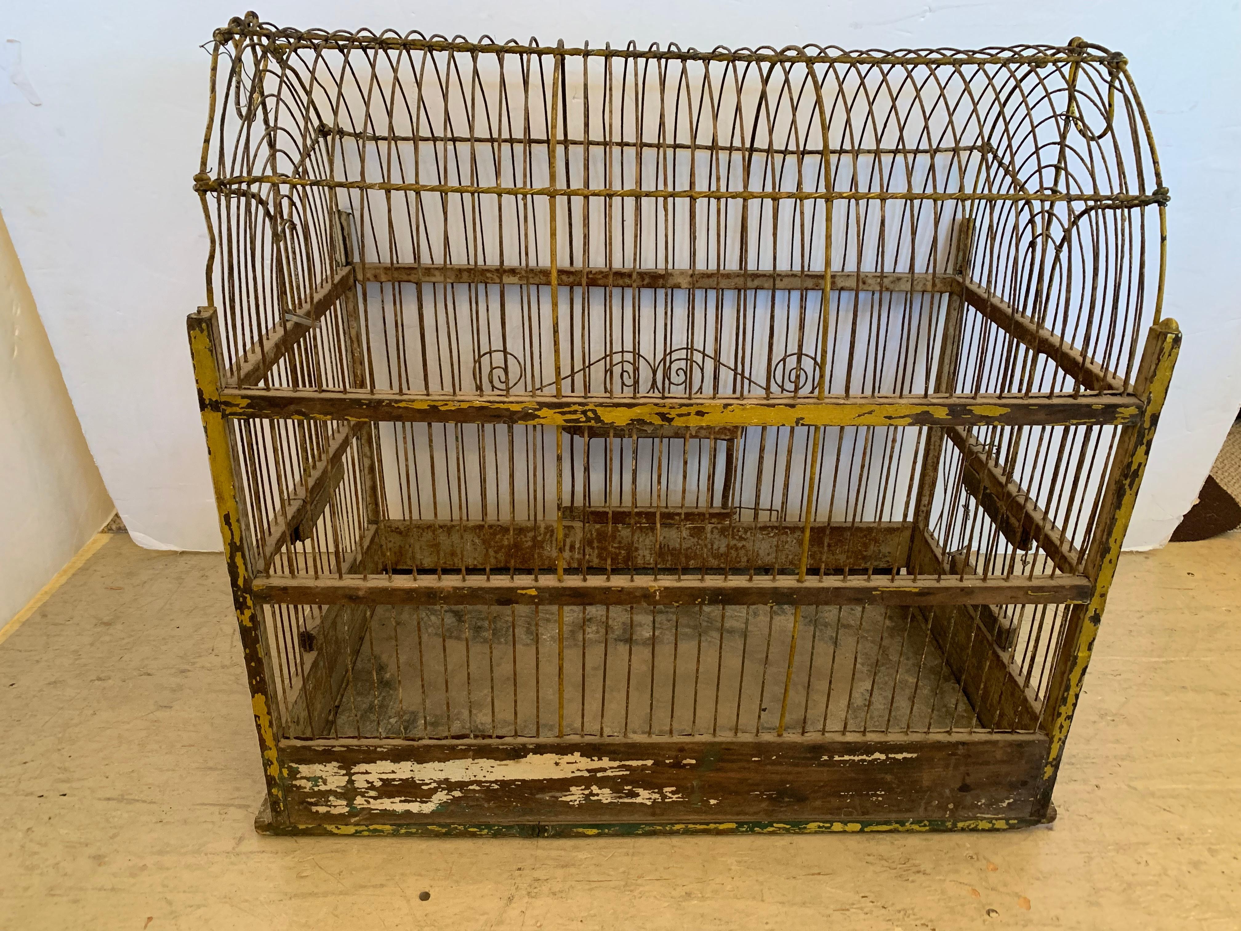 Français Charmante grande cage à oiseaux vintage en métal arqué avec dessus en arc de cercle en vente