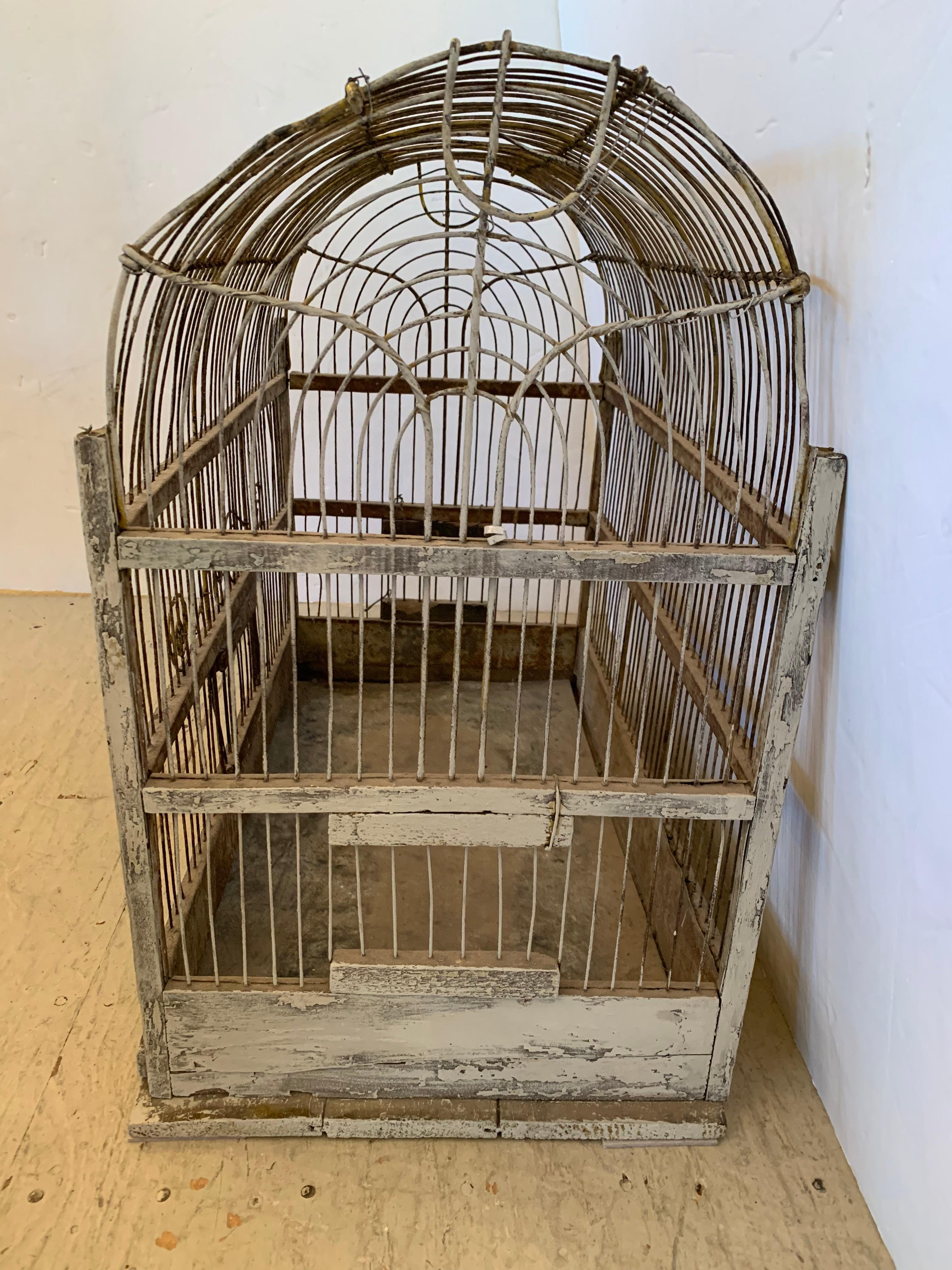 Charmante grande cage à oiseaux vintage en métal arqué avec dessus en arc de cercle Abîmé - En vente à Hopewell, NJ