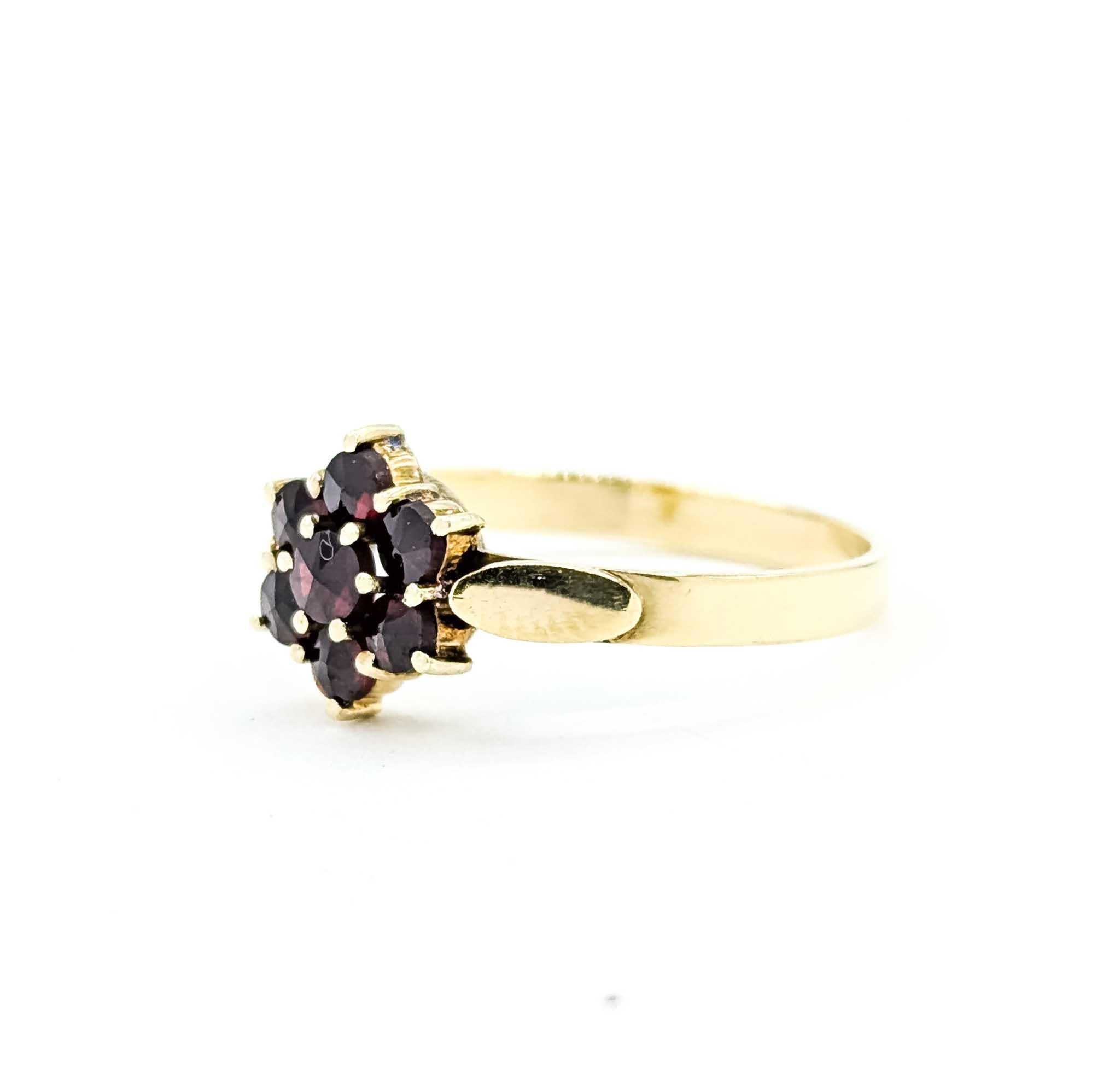 Contemporaneo Affascinante anello a grappolo floreale di metà secolo con granati piropa in oro giallo 14k in vendita