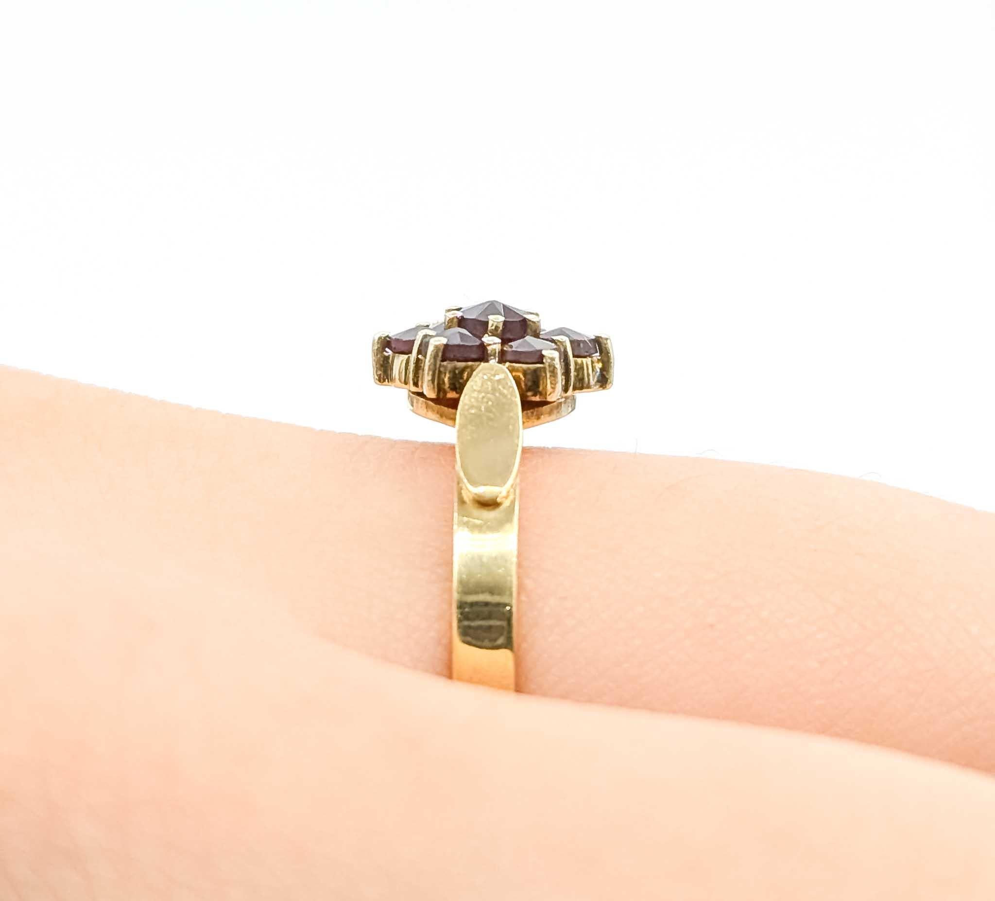 Taglio a rosa Affascinante anello a grappolo floreale di metà secolo con granati piropa in oro giallo 14k in vendita