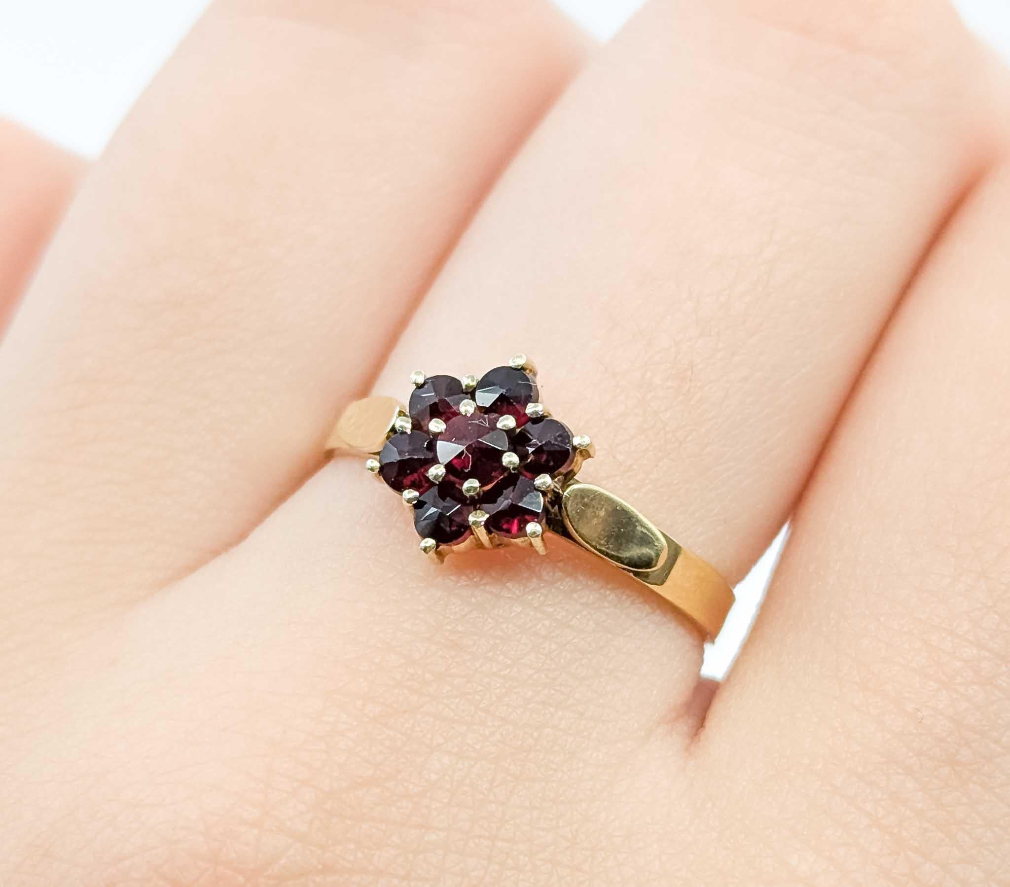 Affascinante anello a grappolo floreale di metà secolo con granati piropa in oro giallo 14k In condizioni ottime in vendita a Bloomington, MN
