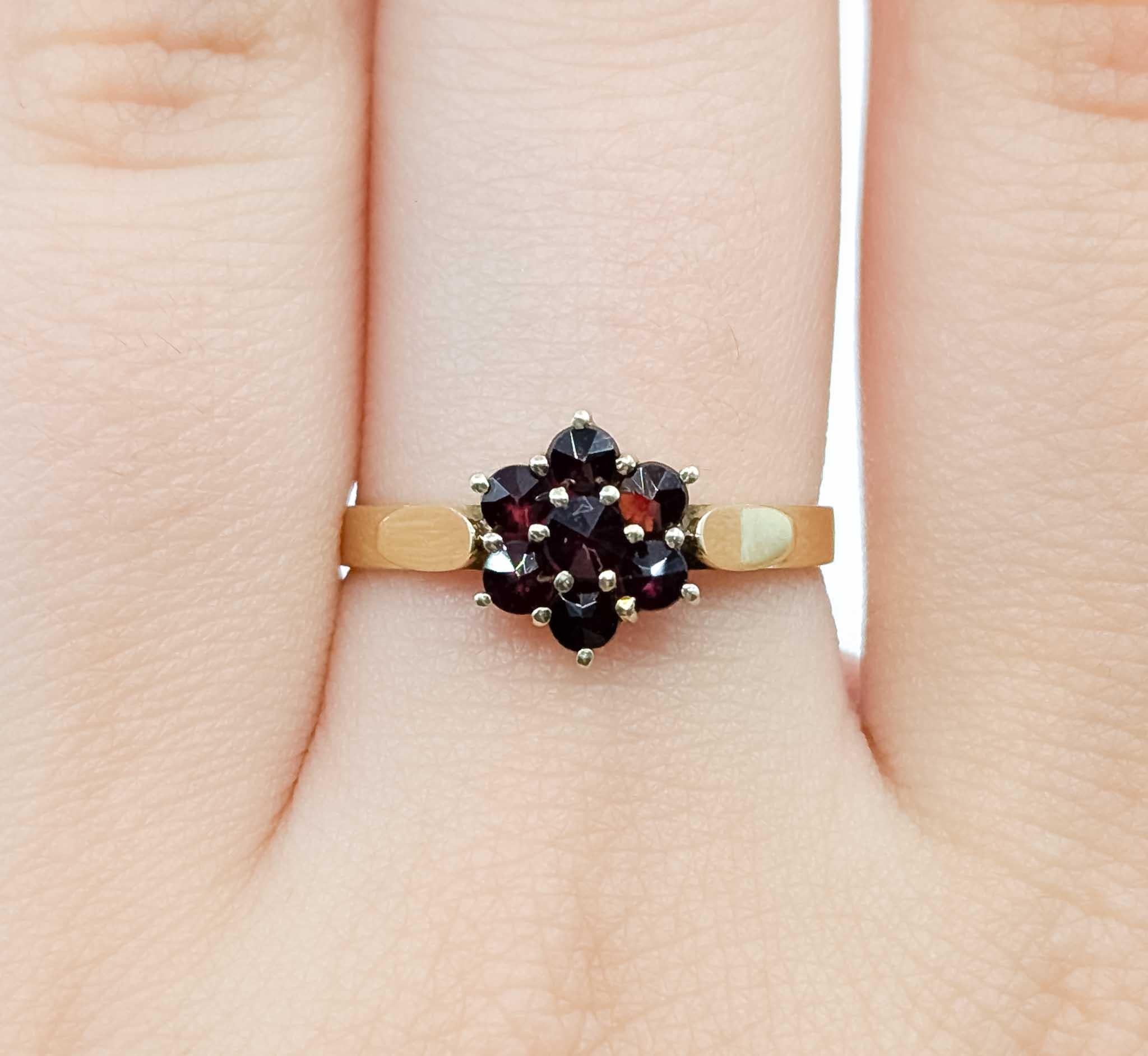 Donna Affascinante anello a grappolo floreale di metà secolo con granati piropa in oro giallo 14k in vendita