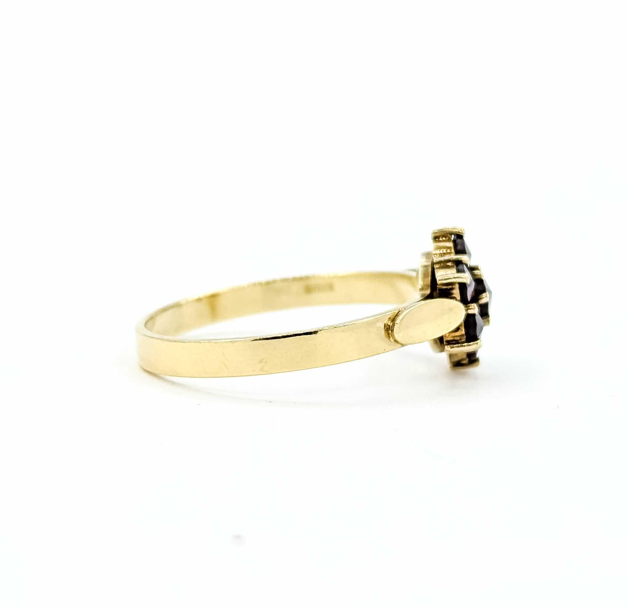 Affascinante anello a grappolo floreale di metà secolo con granati piropa in oro giallo 14k in vendita 2