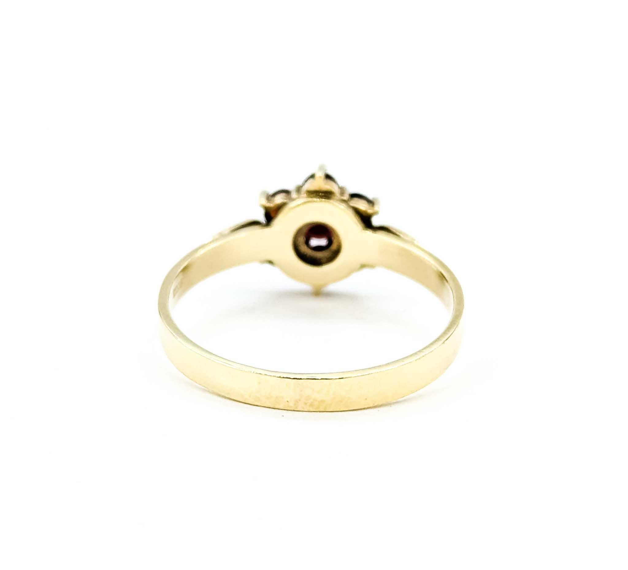 Affascinante anello a grappolo floreale di metà secolo con granati piropa in oro giallo 14k in vendita 3