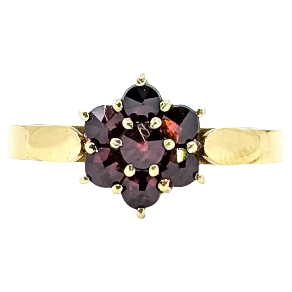 Affascinante anello a grappolo floreale di metà secolo con granati piropa in oro giallo 14k in vendita