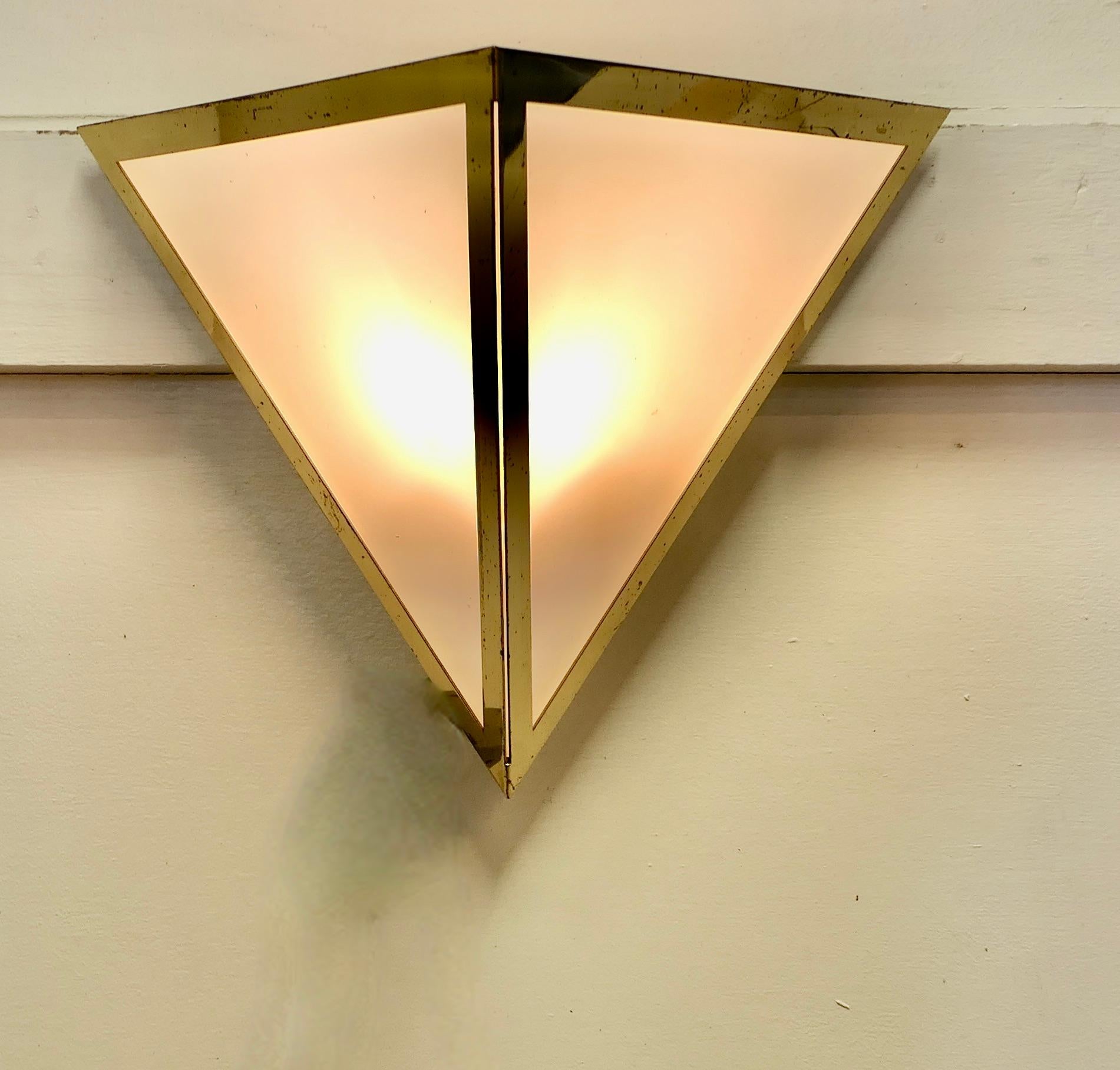 Charming Mid Century French Brass Wall Light In Good Condition For Sale In Chillerton, Isle of Wight