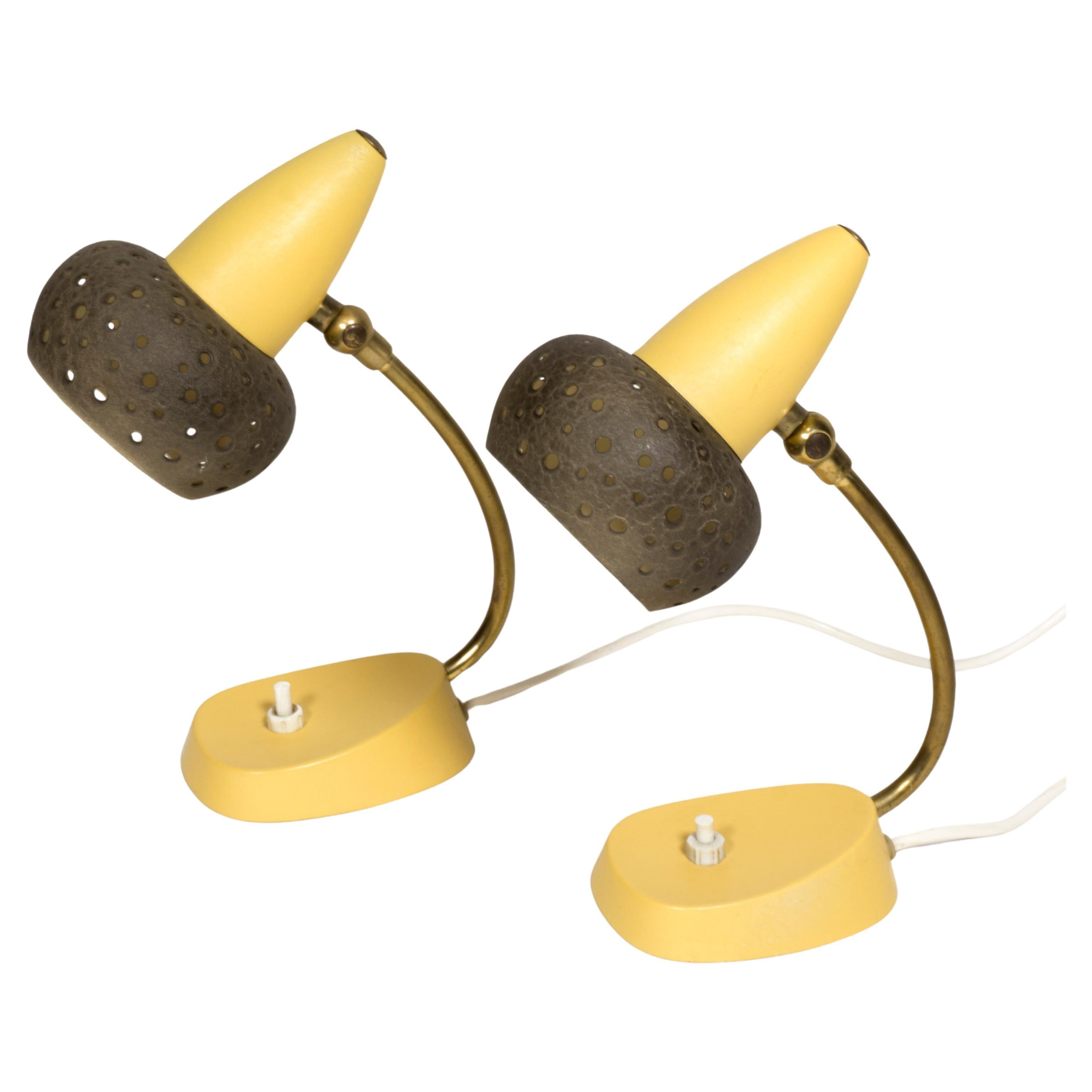 Affascinante coppia di lampade da comodino in lacca termoretraibile perforata del Mid Century, anni '50