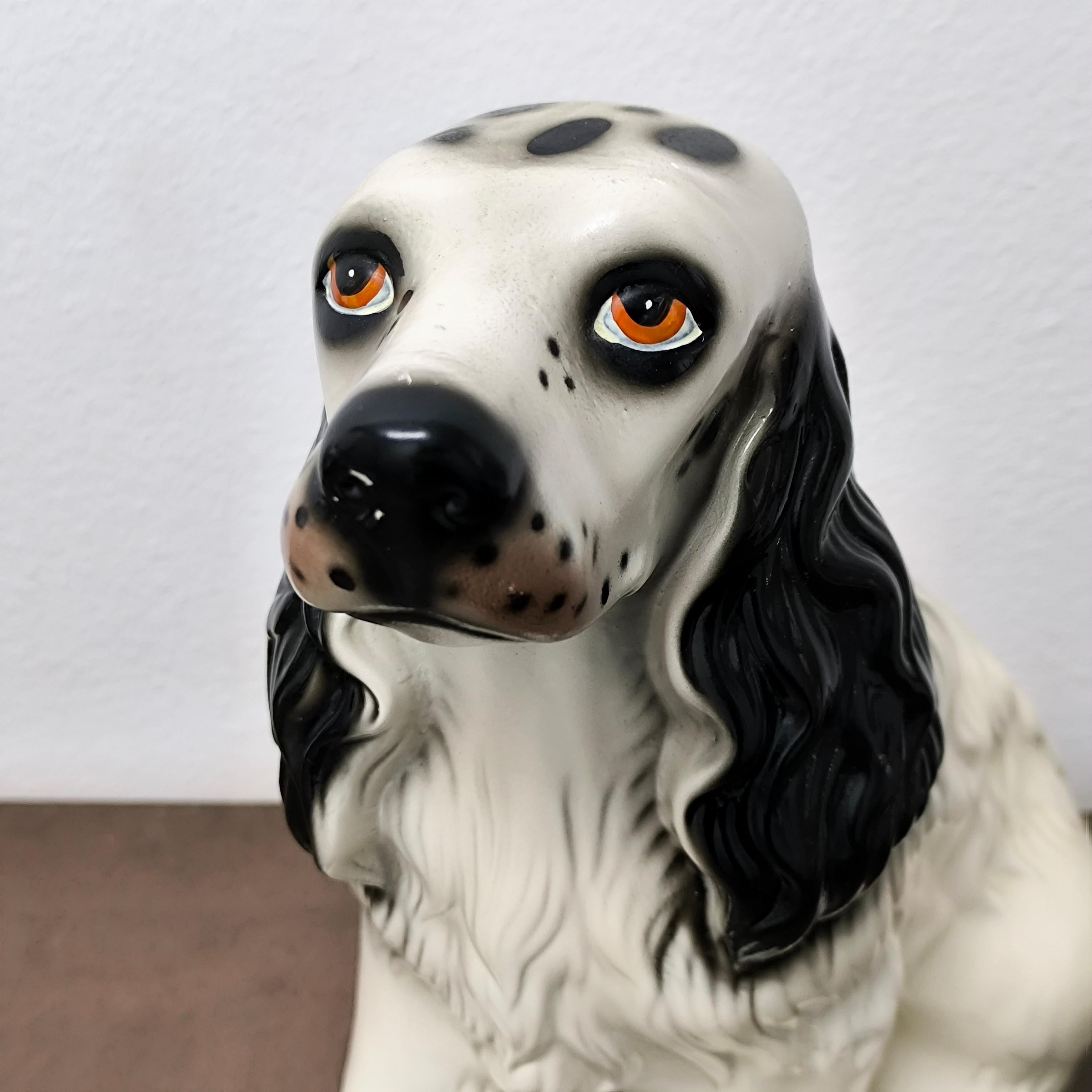 Affascinante statuetta di cane Spaniel in porcellana del metà del secolo con occhi espressivi in vendita 2