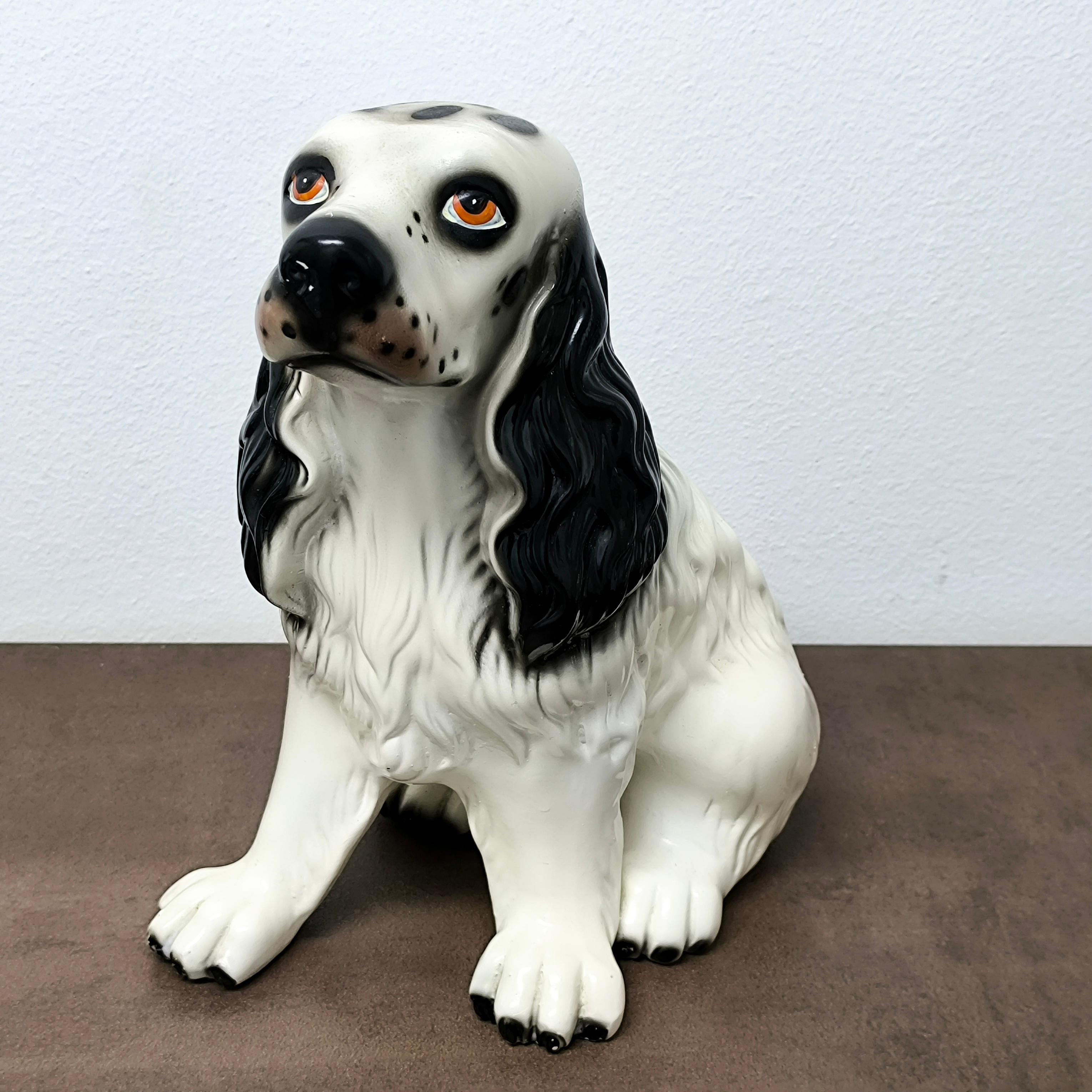Mid-Century moderno Affascinante statuetta di cane Spaniel in porcellana del metà del secolo con occhi espressivi in vendita
