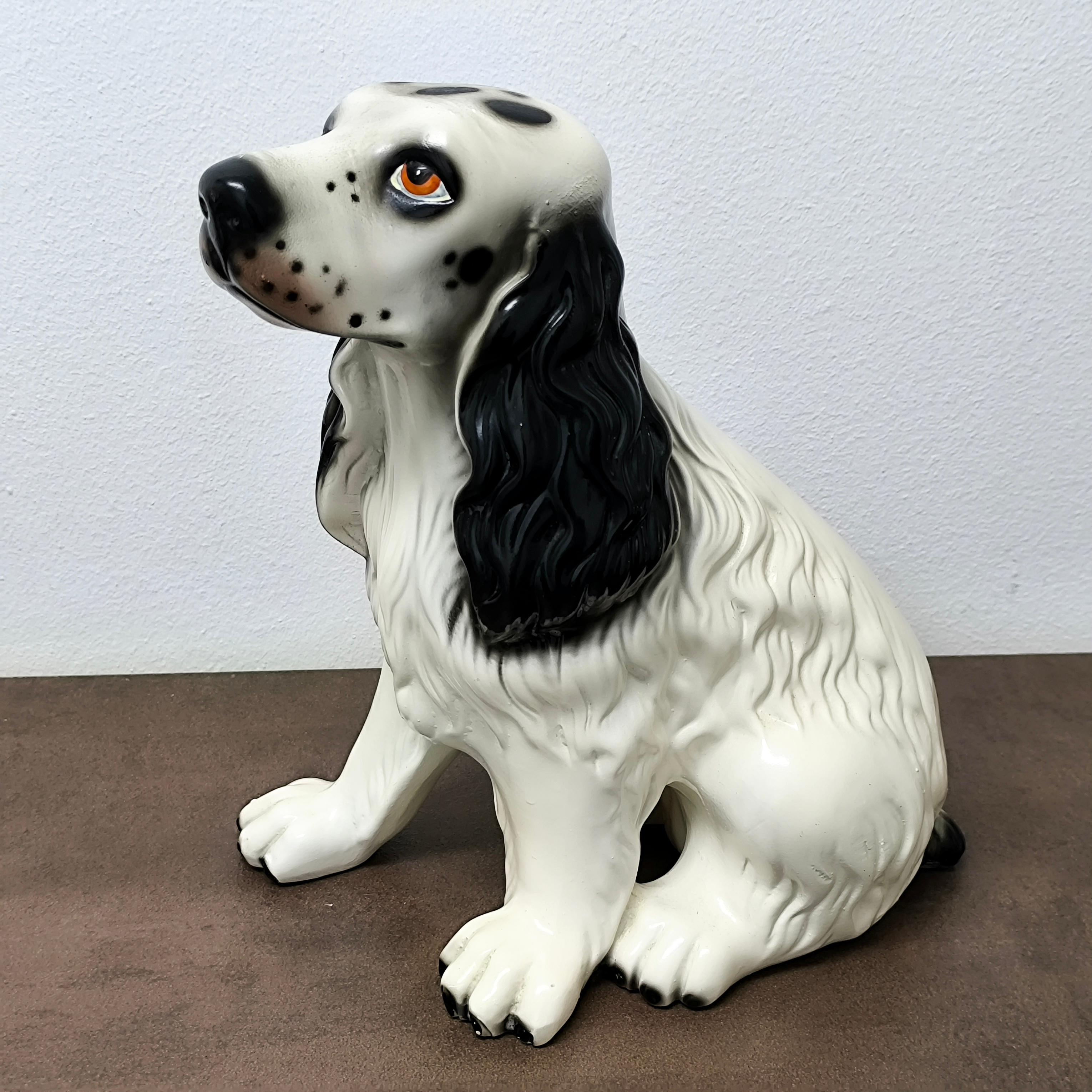 Italiano Affascinante statuetta di cane Spaniel in porcellana del metà del secolo con occhi espressivi in vendita