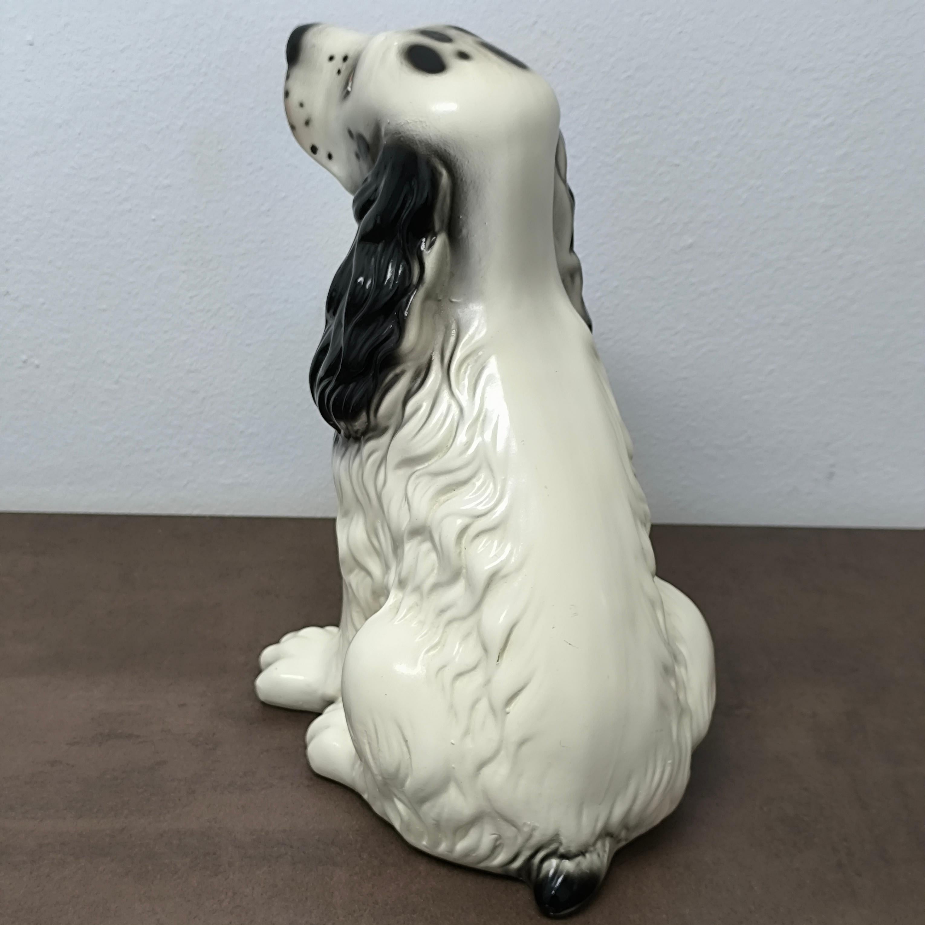 Dipinto a mano Affascinante statuetta di cane Spaniel in porcellana del metà del secolo con occhi espressivi in vendita