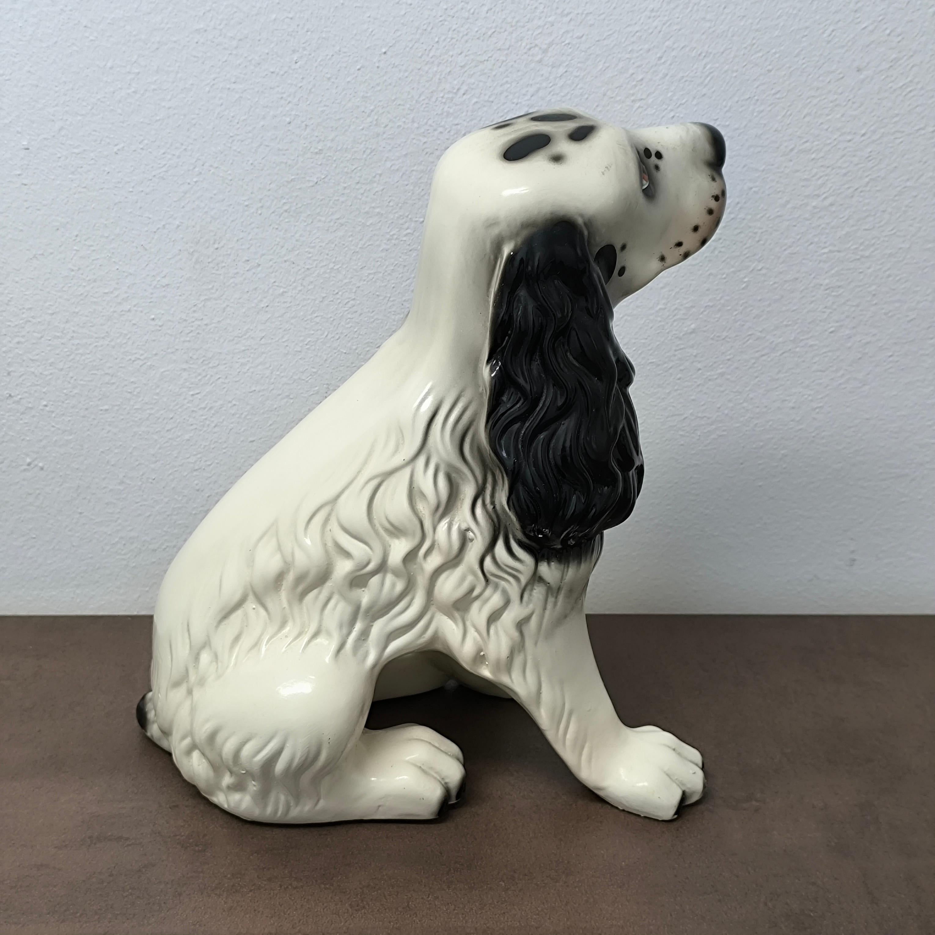Fine XX secolo Affascinante statuetta di cane Spaniel in porcellana del metà del secolo con occhi espressivi in vendita
