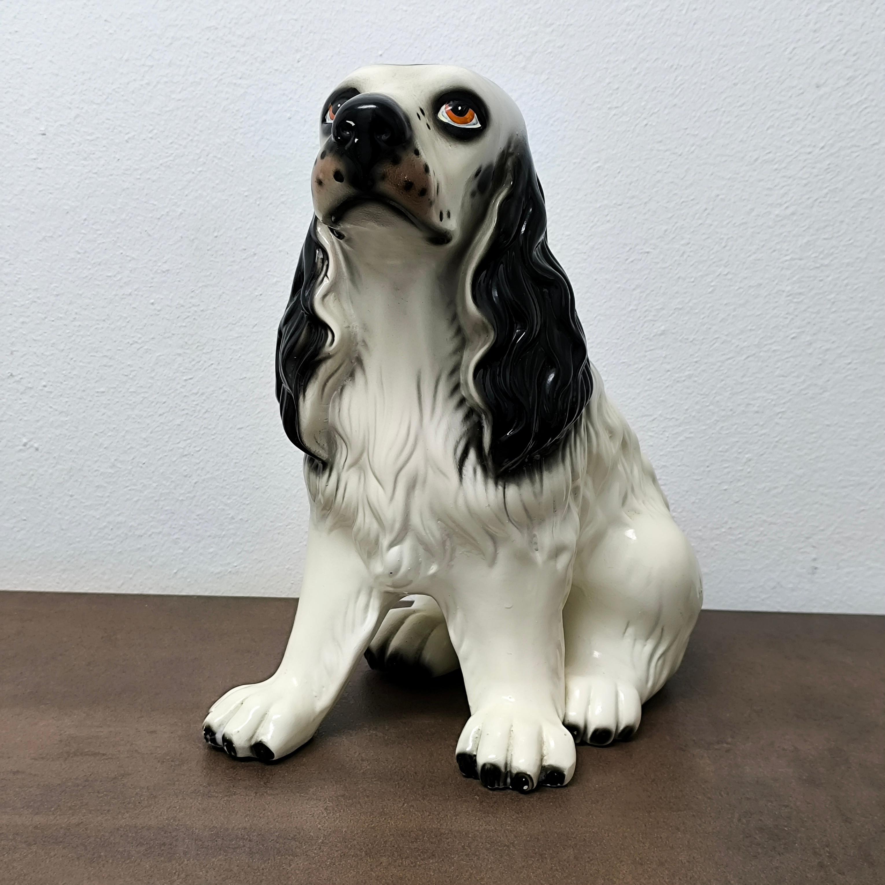 Affascinante statuetta di cane Spaniel in porcellana del metà del secolo con occhi espressivi in vendita 1
