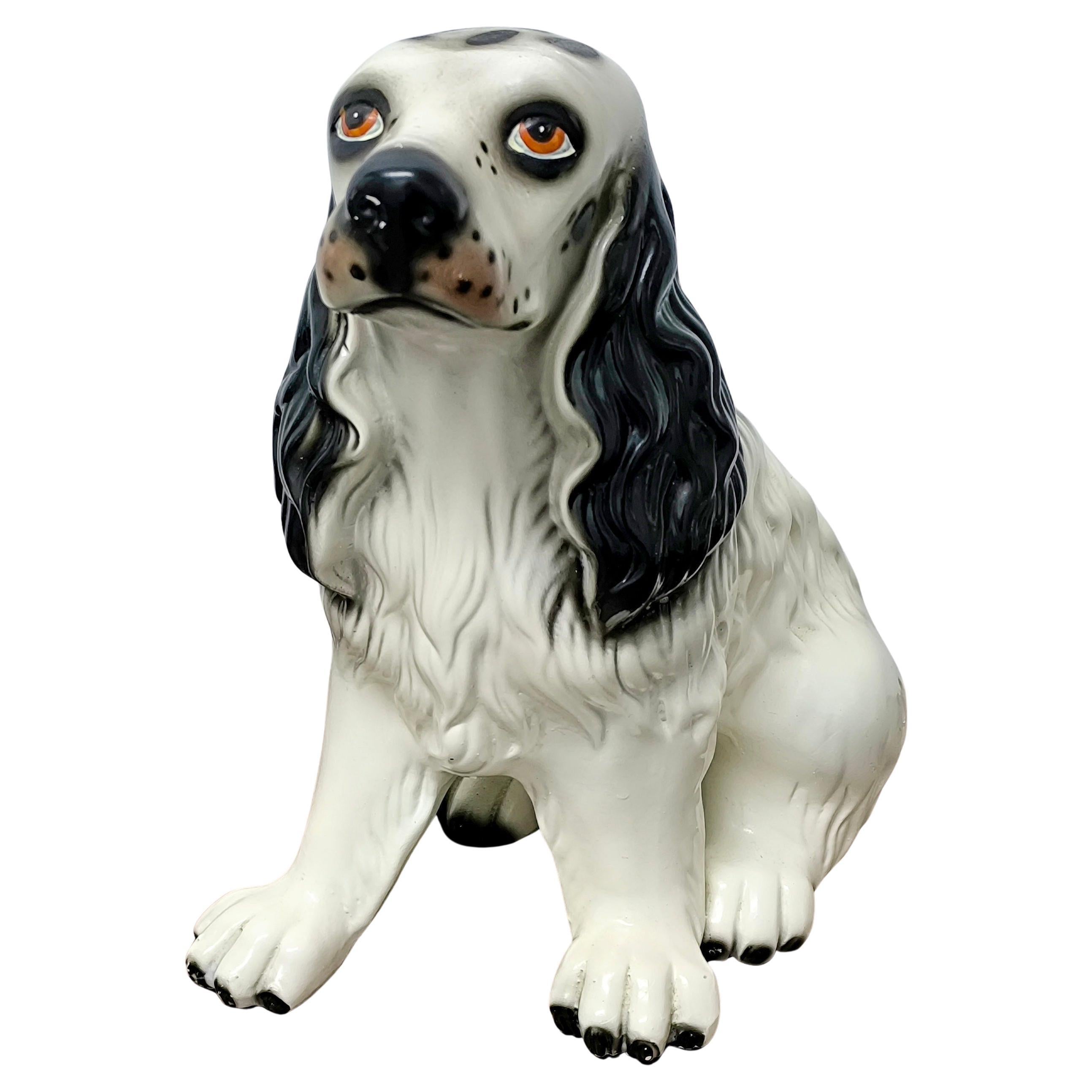 Affascinante statuetta di cane Spaniel in porcellana del metà del secolo con occhi espressivi