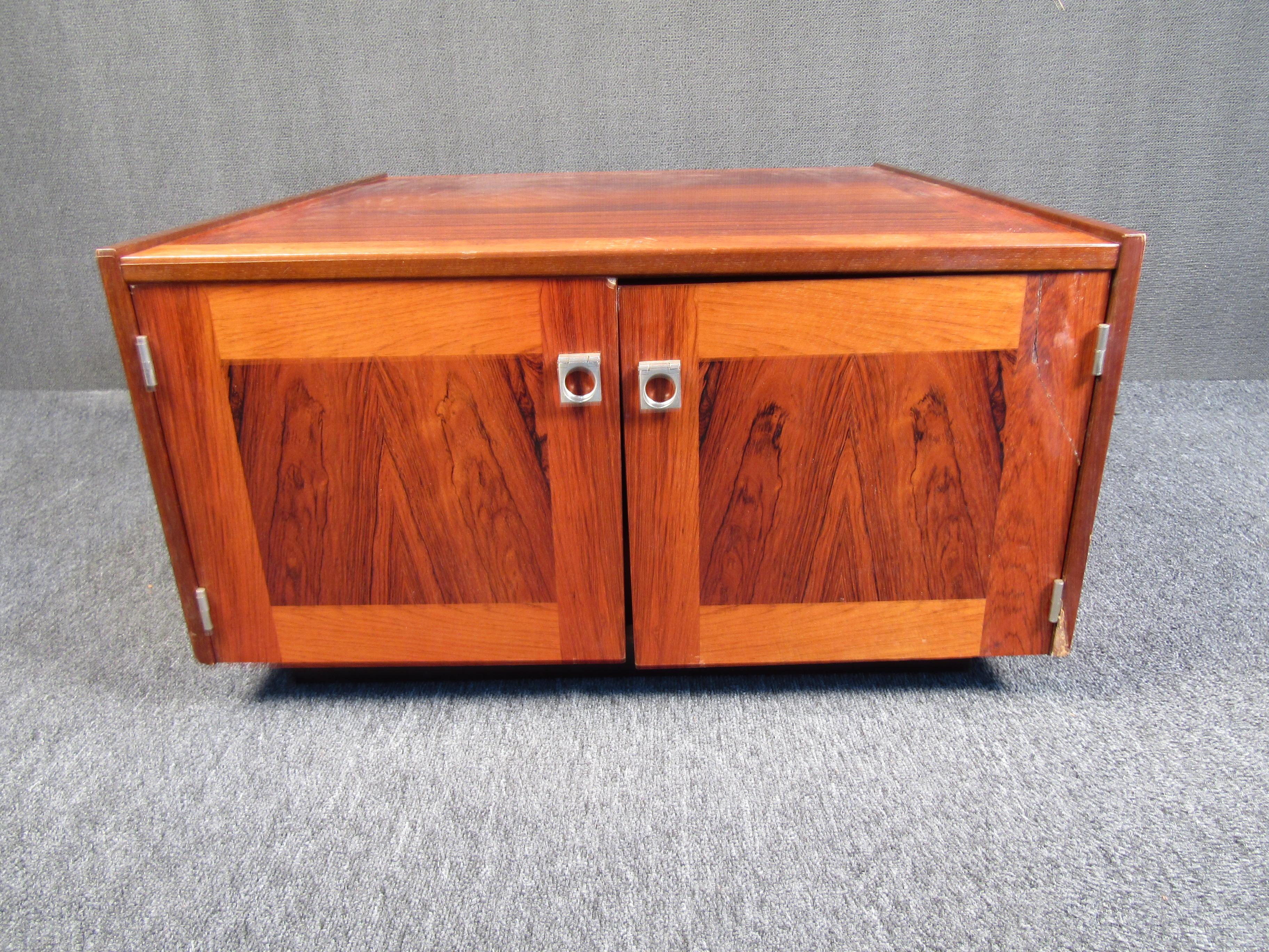 Mid-Century Modern Charming Midcentury Rosewood Coffee Table For Sale
