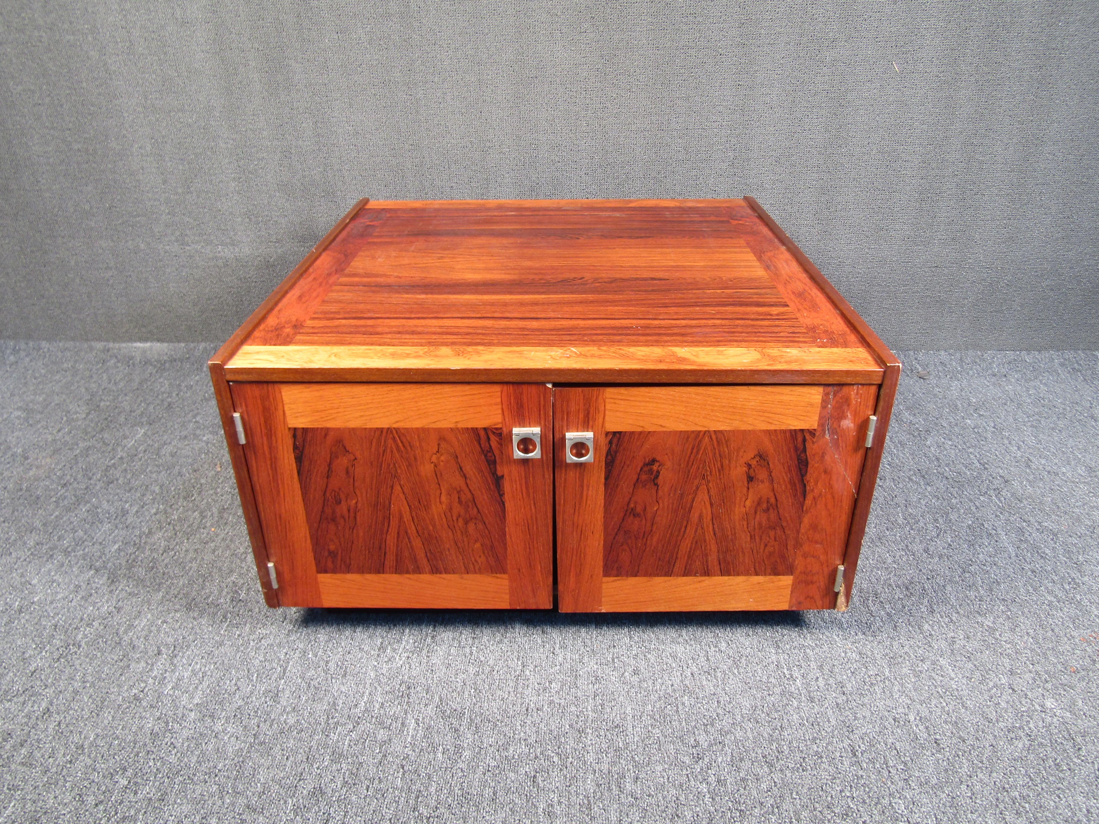 Charming Midcentury Rosewood Coffee Table In Fair Condition For Sale In Brooklyn, NY