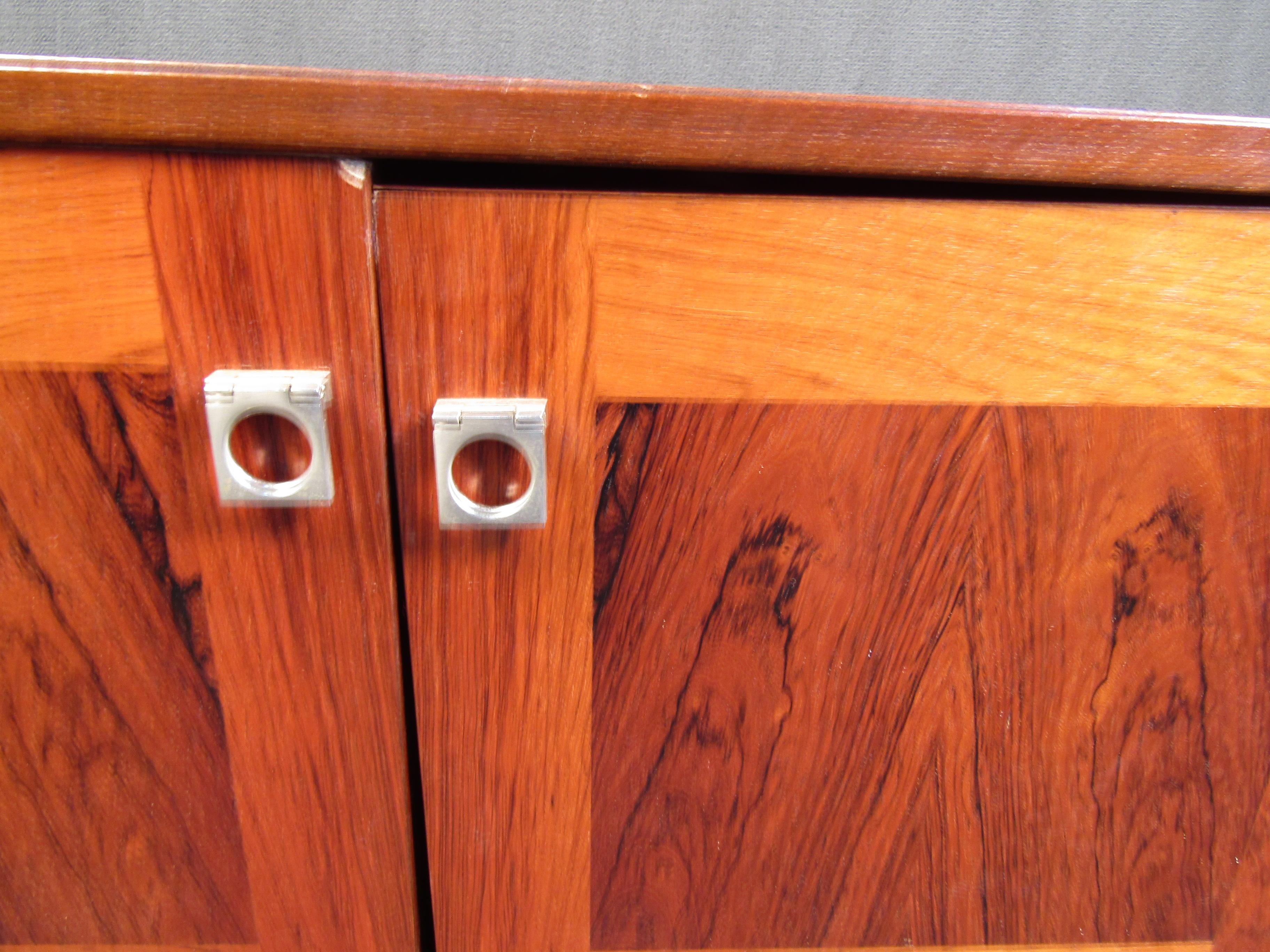 Charmante table basse en bois de rose du milieu du siècle dernier en vente 1