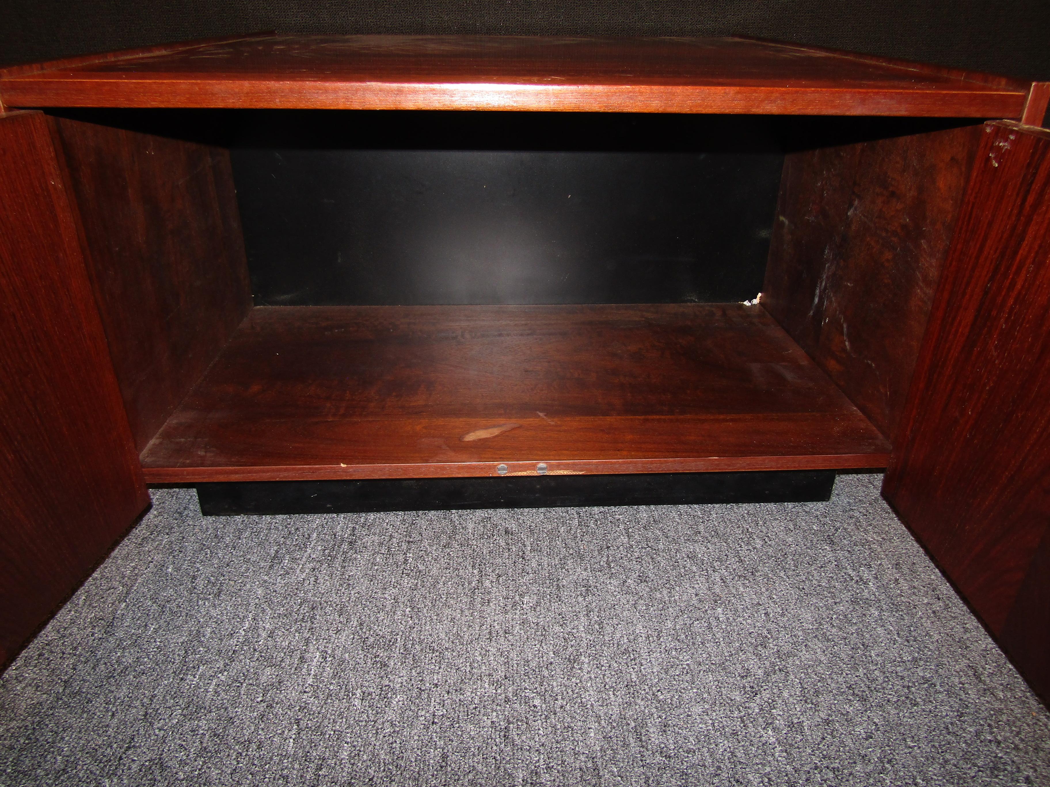 Charming Midcentury Rosewood Coffee Table For Sale 4