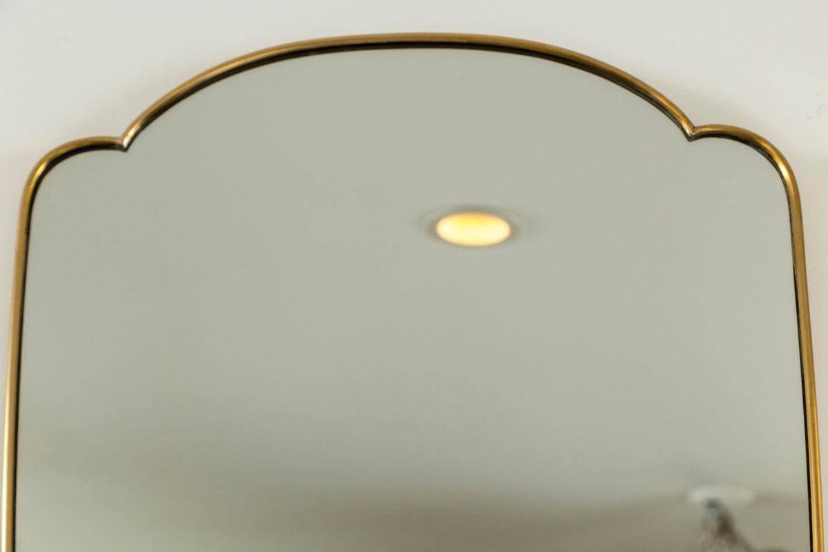 Mid-Century moderno Incantevole specchio a forma di scudo in ottone in stile Mid Century in vendita