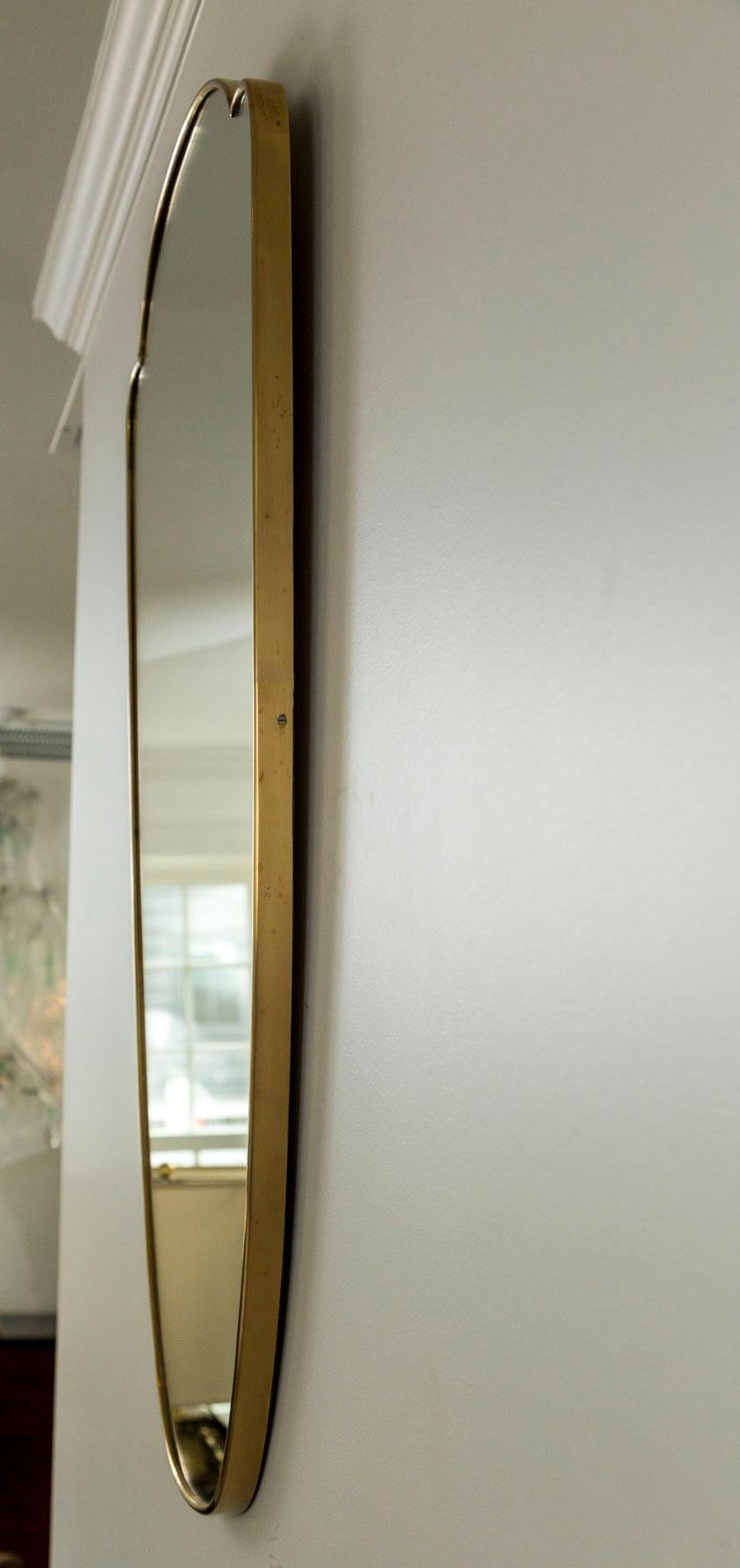 Incantevole specchio a forma di scudo in ottone in stile Mid Century In condizioni buone in vendita a Westport, CT