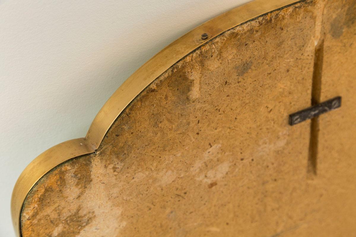 Incantevole specchio a forma di scudo in ottone in stile Mid Century in vendita 1