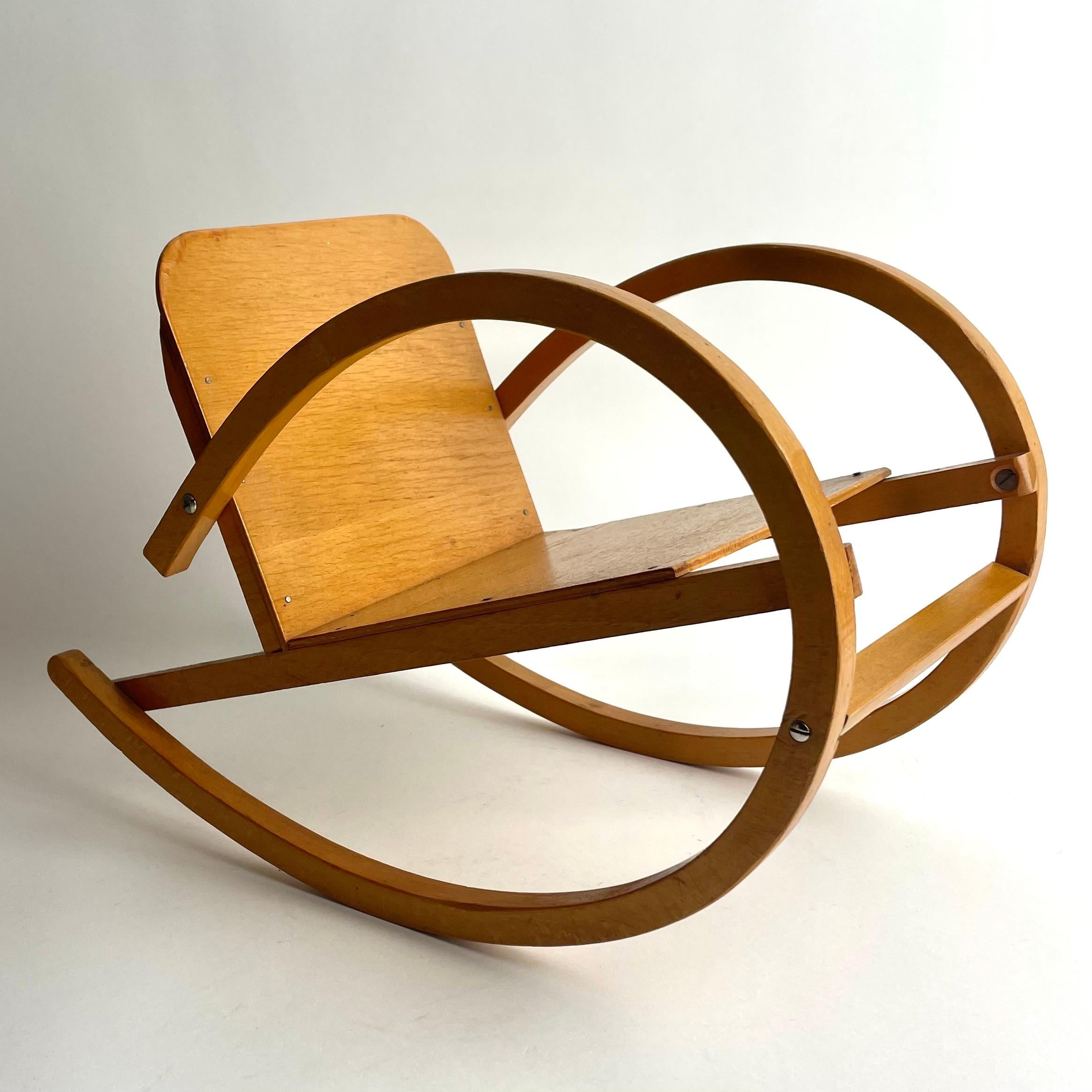 Encantadora mecedora Art Decó en miniatura de haya, estilo Bauhaus, años 30

Una encantadora y escultural mecedora en miniatura de los años 30, fabricada en madera de haya bellamente acabada. La pieza captura la elegancia elegante y funcional de los