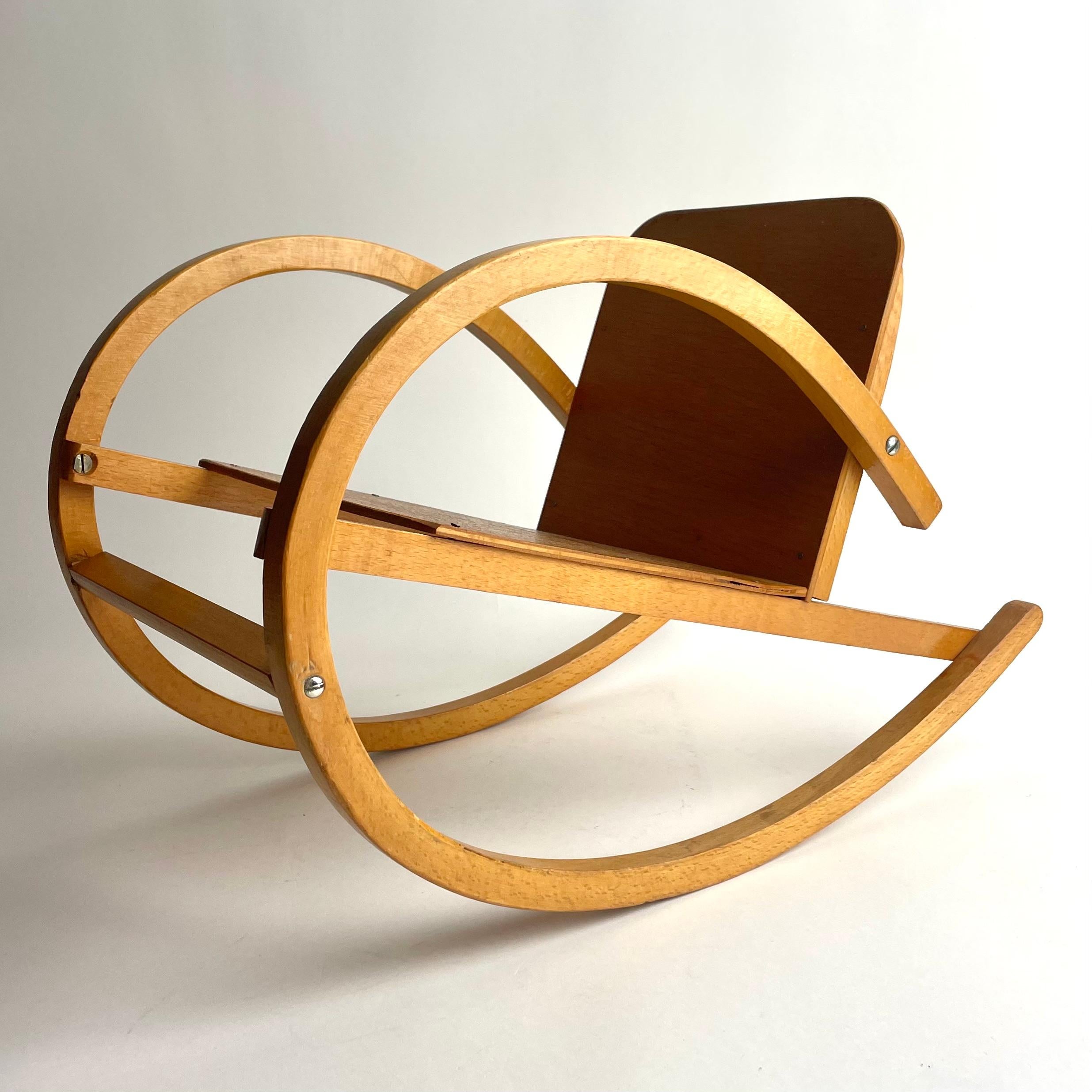 Encantadora mecedora Art Decó en miniatura de haya, estilo Bauhaus, años 30 en Bueno estado para la venta en Knivsta, SE