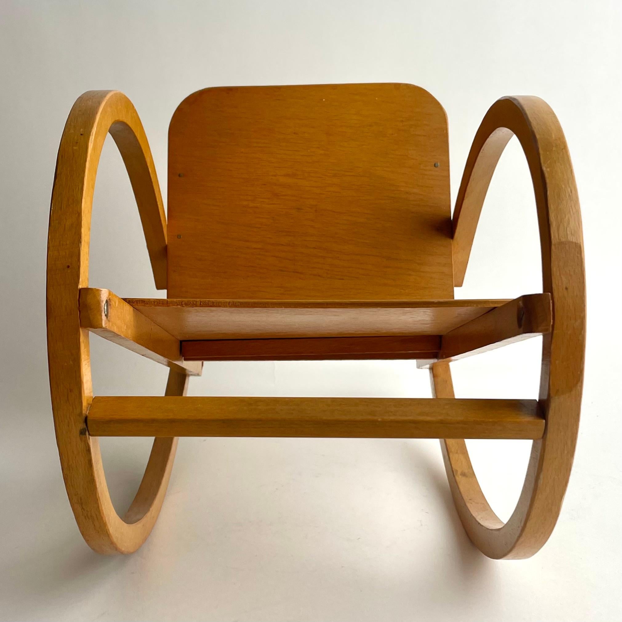 Encantadora mecedora Art Decó en miniatura de haya, estilo Bauhaus, años 30 mediados del siglo XX en venta