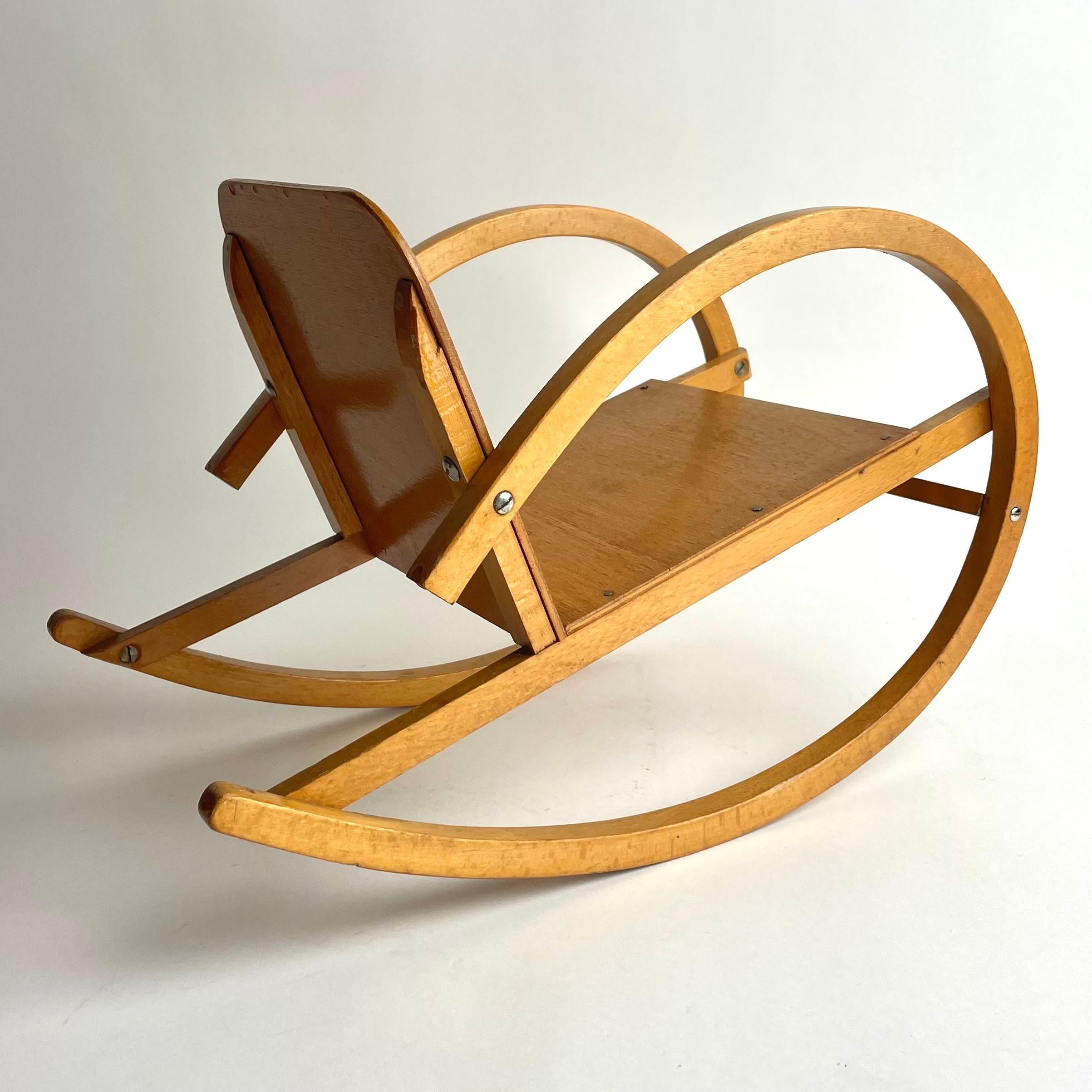 Encantadora mecedora Art Decó en miniatura de haya, estilo Bauhaus, años 30 Haya en venta