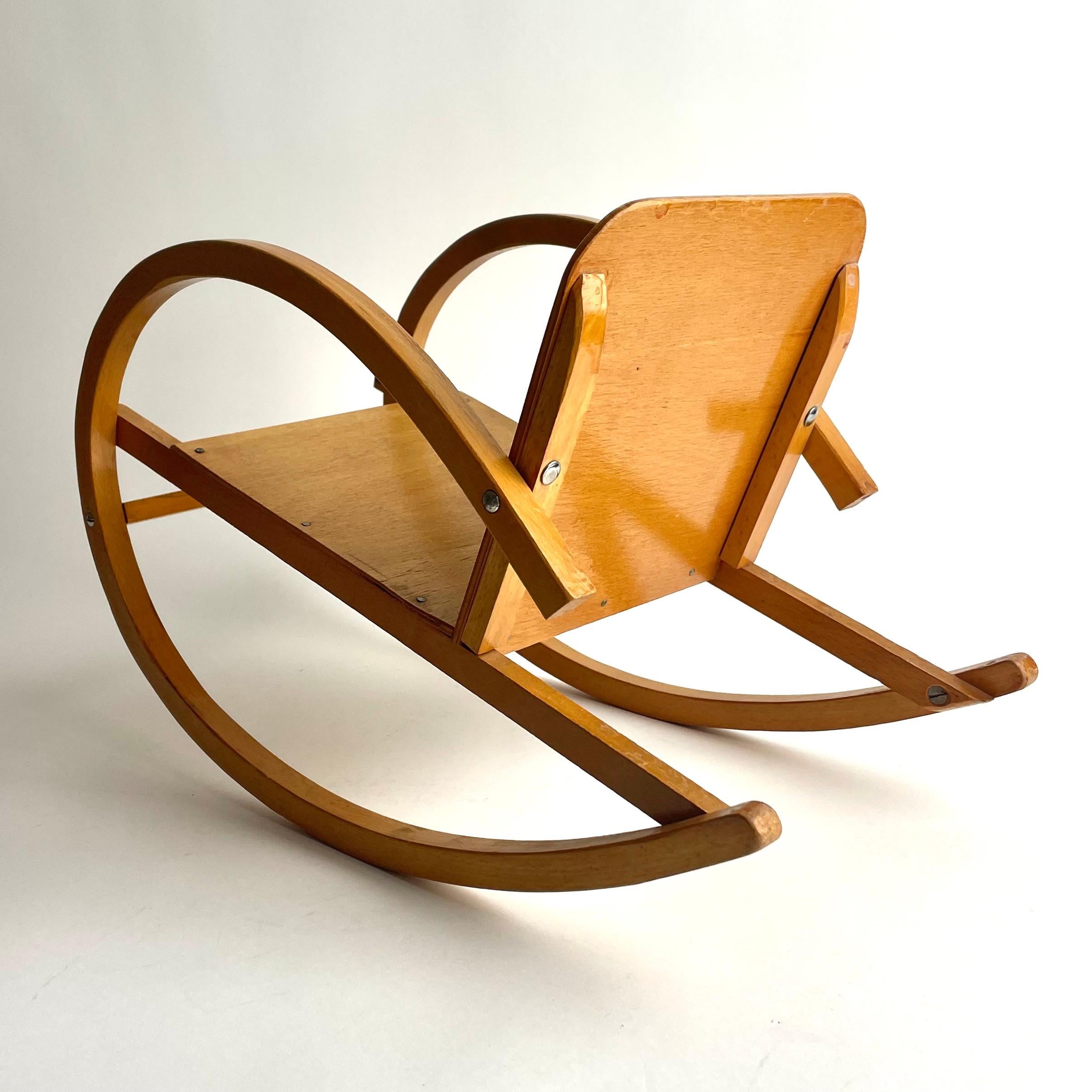 Encantadora mecedora Art Decó en miniatura de haya, estilo Bauhaus, años 30 en venta 2