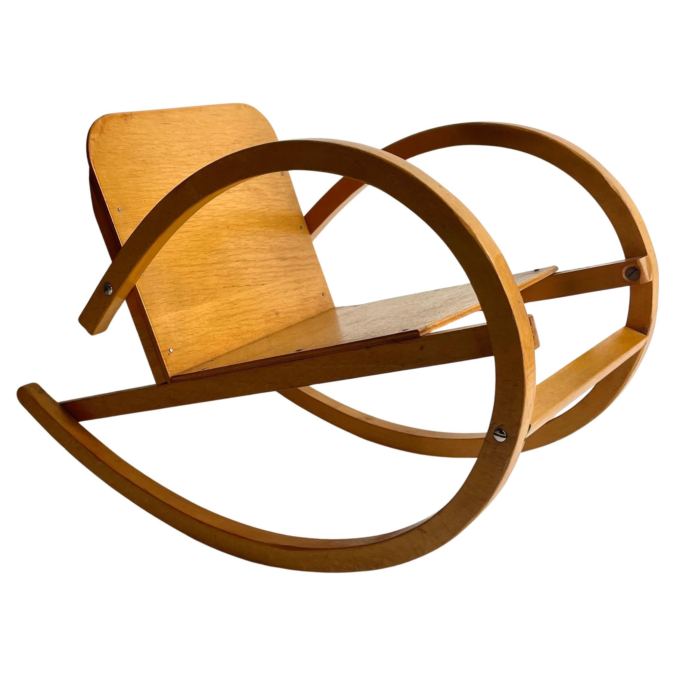 Encantadora mecedora Art Decó en miniatura de haya, estilo Bauhaus, años 30