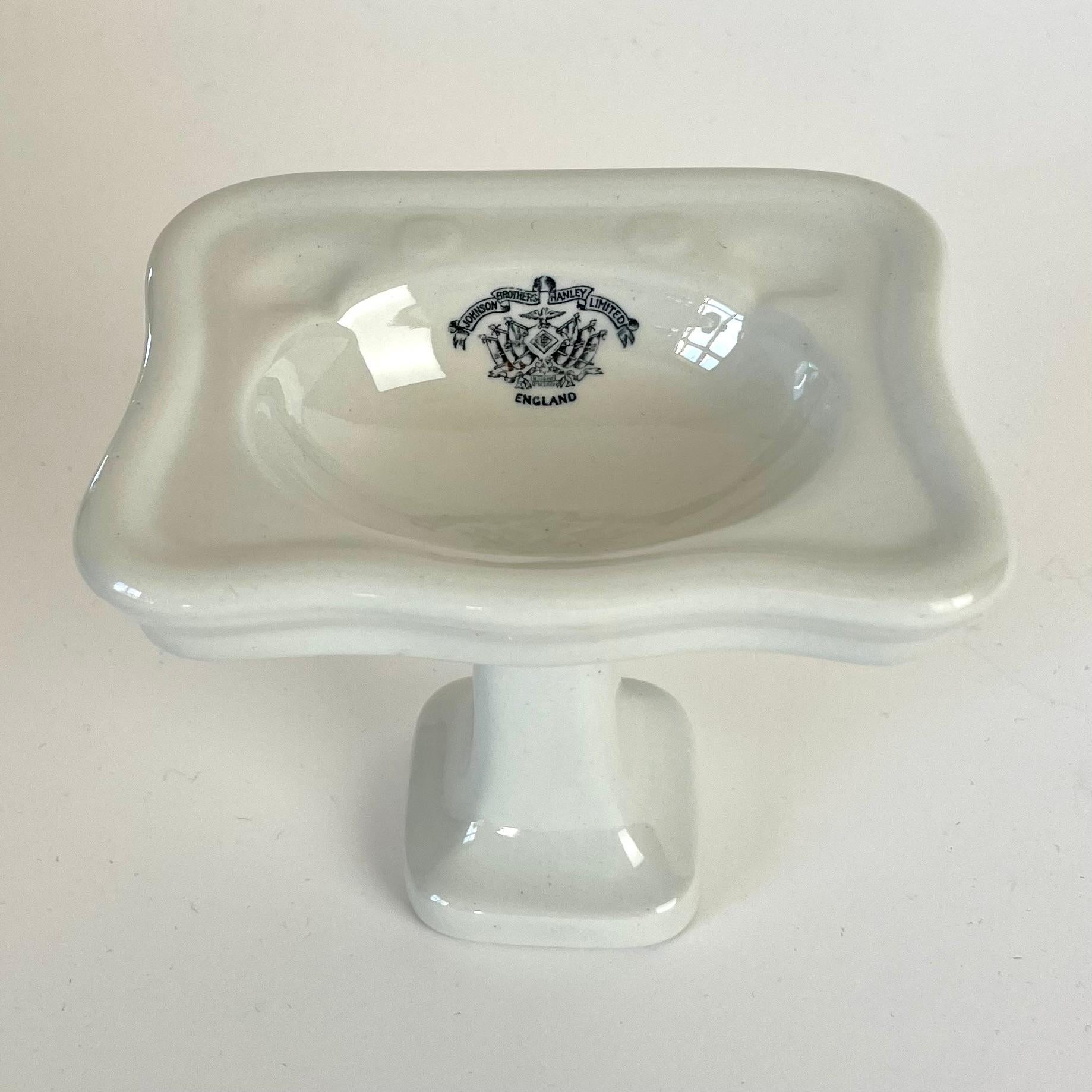 Charmante Miniaturspüle aus den frühen 1900er Jahren - Johnson Brothers Hanley Limited, England

Seltene und charmante Miniatur-Keramikspüle von Johnson Brothers Hanley Limited, England. Eine Nachbildung eines traditionellen Waschbeckens in