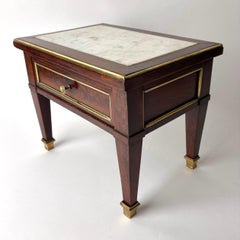 Charmanter Miniature-Tisch aus Mahagoni und Carrara-Marmor, Frankreich Directoire 1790er Jahre