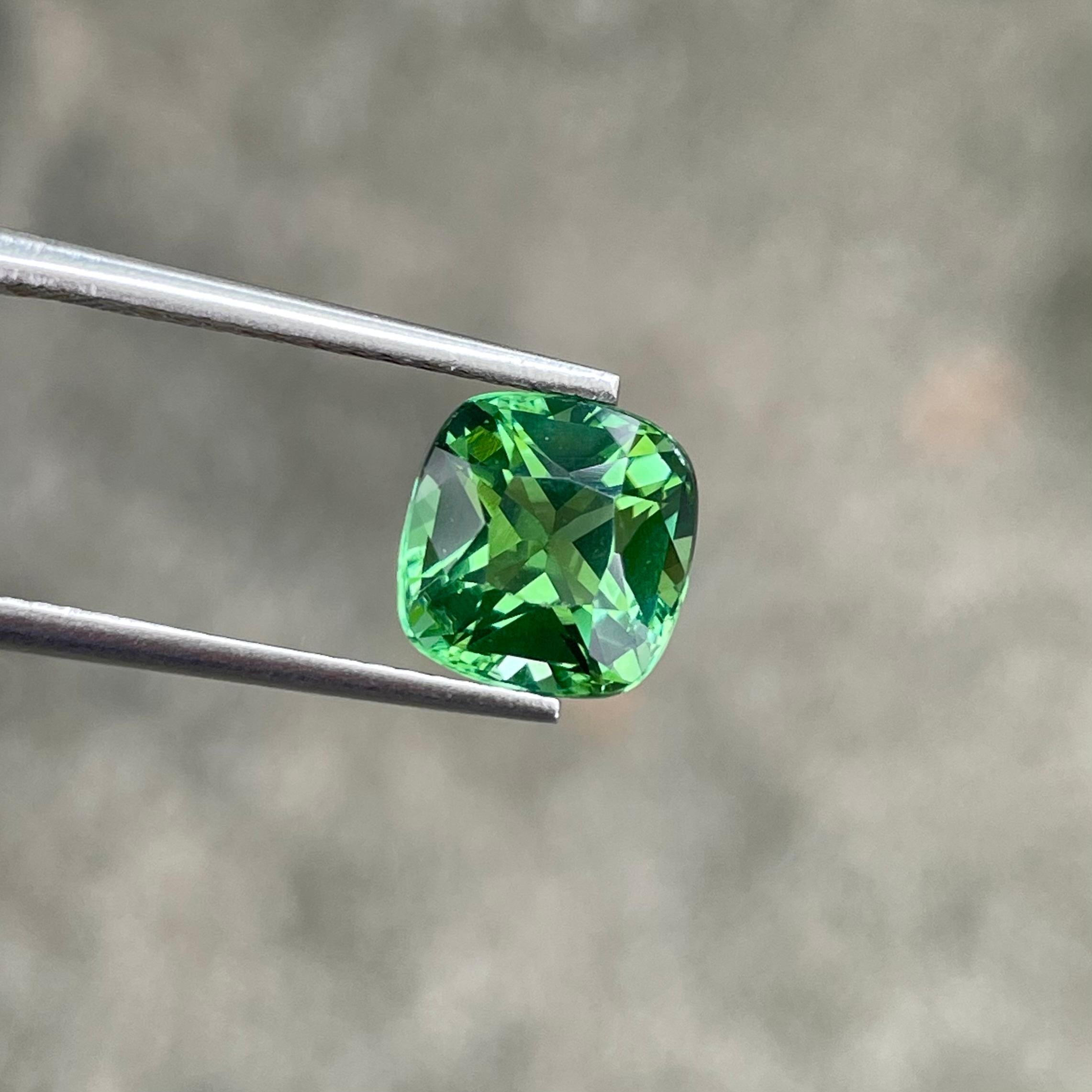 Moderne Charmante tourmaline afghane naturelle vert menthe de 2,85 carats, taille coussin en vente