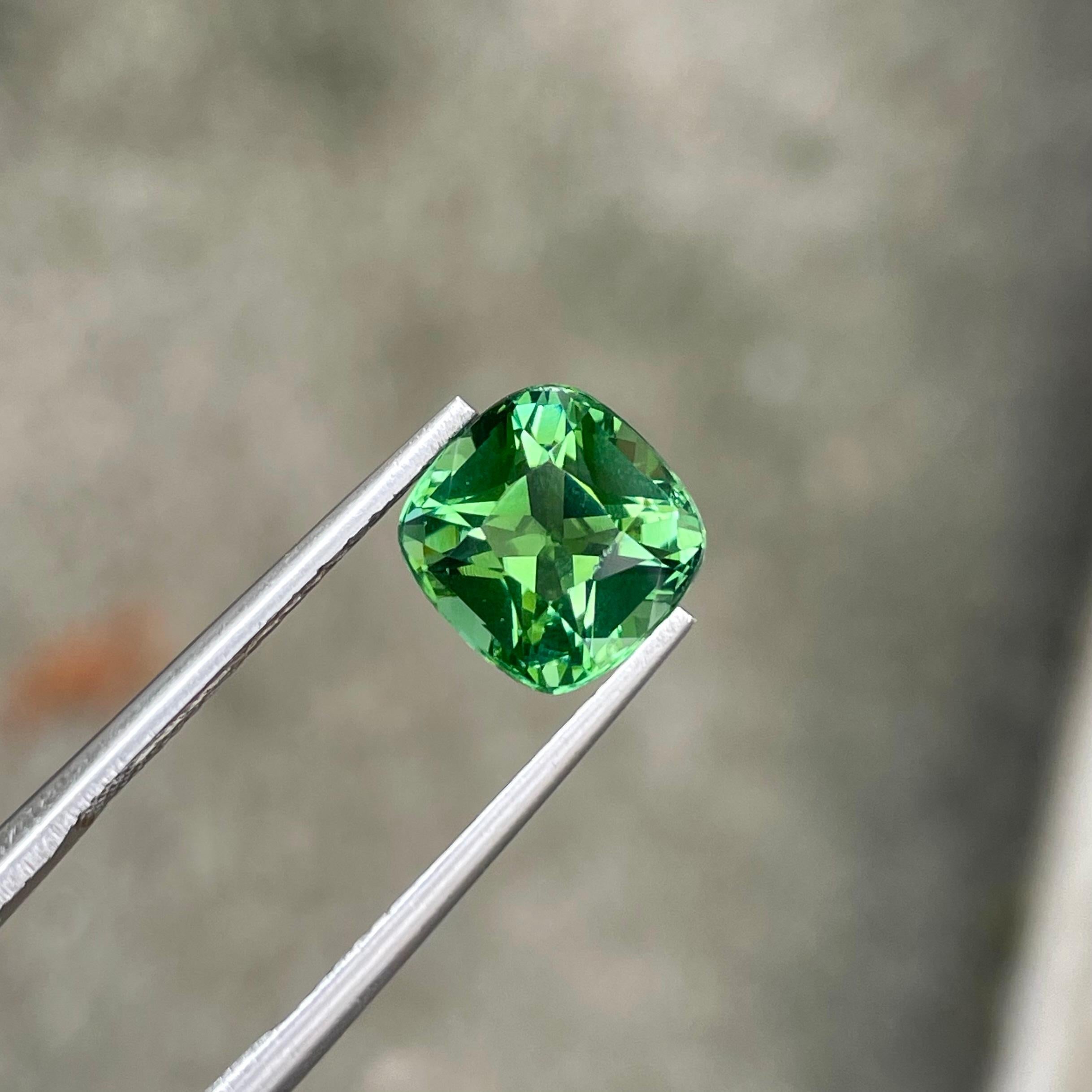 Charming Mint Green Tourmaline 2.85 carats Cushion Cut Natural Afghan Gemstone In New Condition For Sale In Bangkok, TH