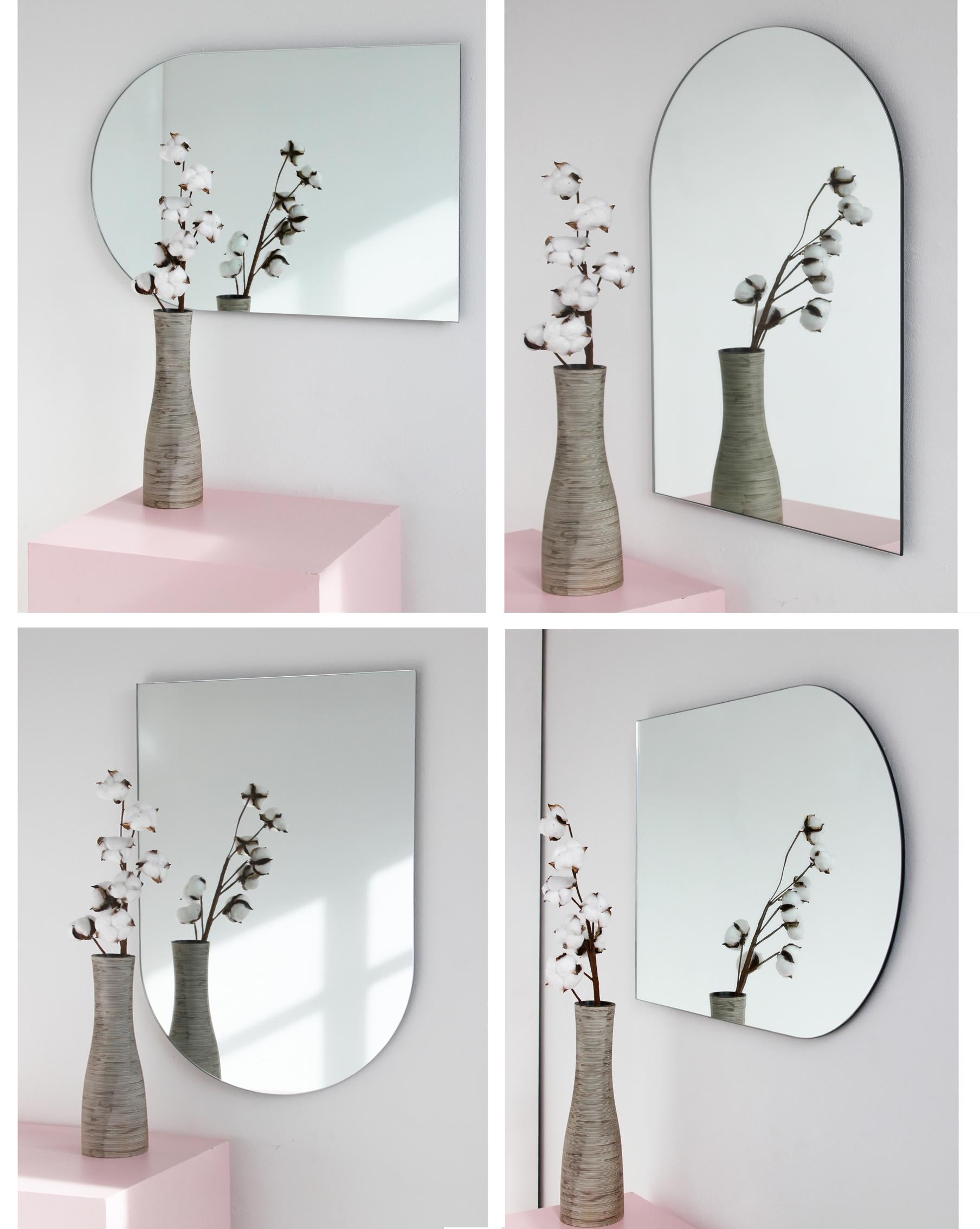 Minimalistischer, bogenförmiger, rahmenloser Spiegel, der in 4 verschiedenen Positionen aufgehängt werden kann. Hochwertiges Design, das dafür sorgt, dass der Spiegel perfekt parallel zur Wand steht. Entworfen und hergestellt in London,