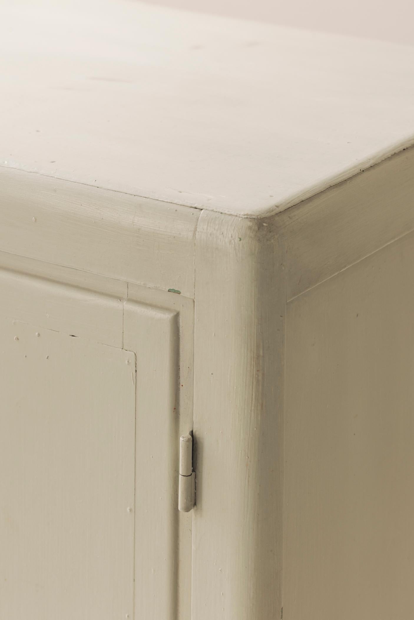 Charming Modernist French cabinet from the 1950s For Sale 3