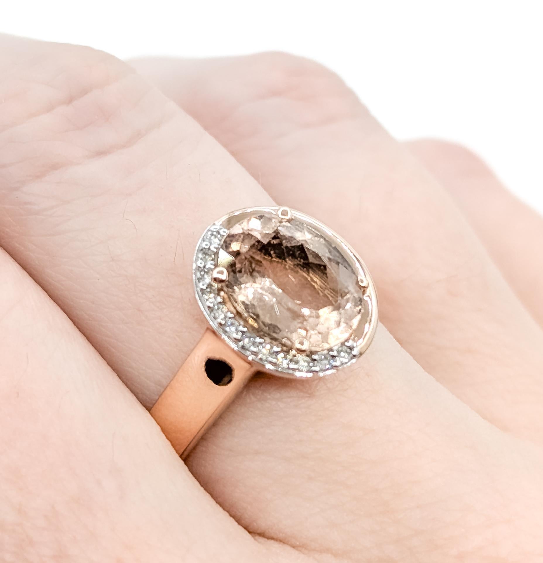 Charmante Morganit & Diamant Halb-Halo Ring in 14k (Ovalschliff) im Angebot