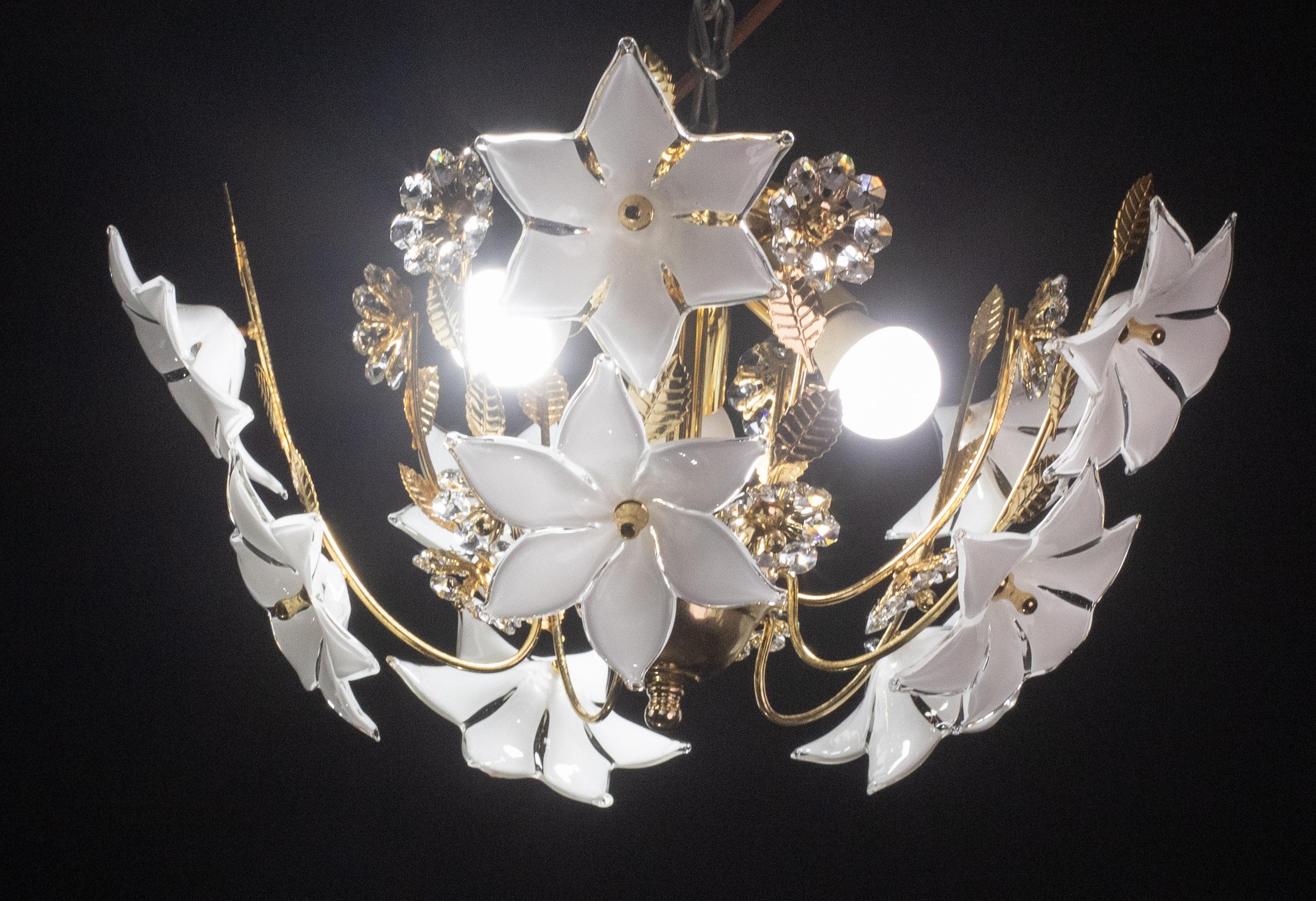 Gorgeous white flowers Murano ceiling light with white murano flower and white crystal flower.
The ceiling light mounts 3 lamp holders with E14 socket, possible to switch for USA.
Height 25 cm, diameter 45 centimetres
Very good condition of the