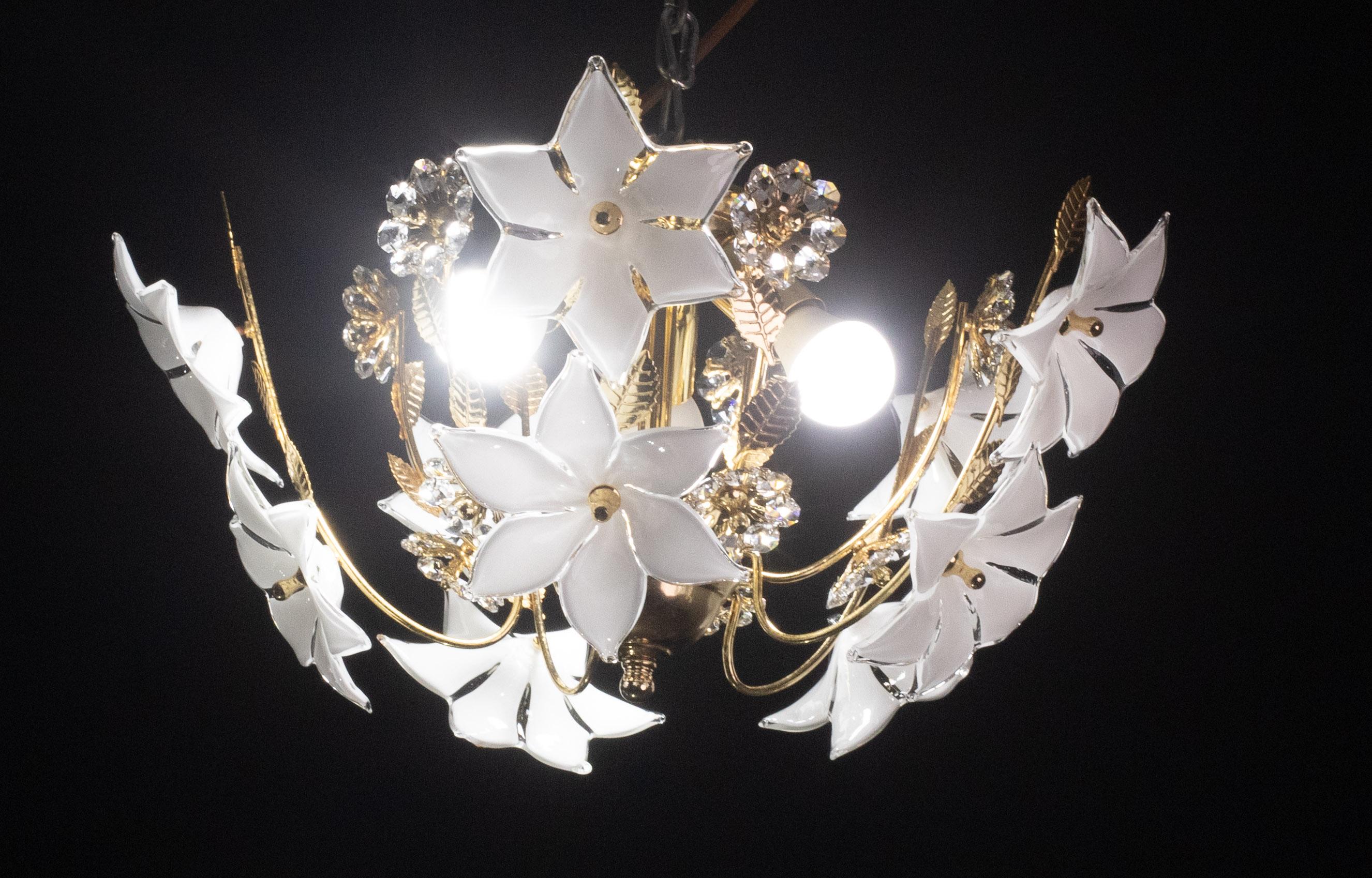 Charming Murano and Crystal Glass Vintage Ceiling Light White Flowers, 1970s In Good Condition For Sale In Roma, IT